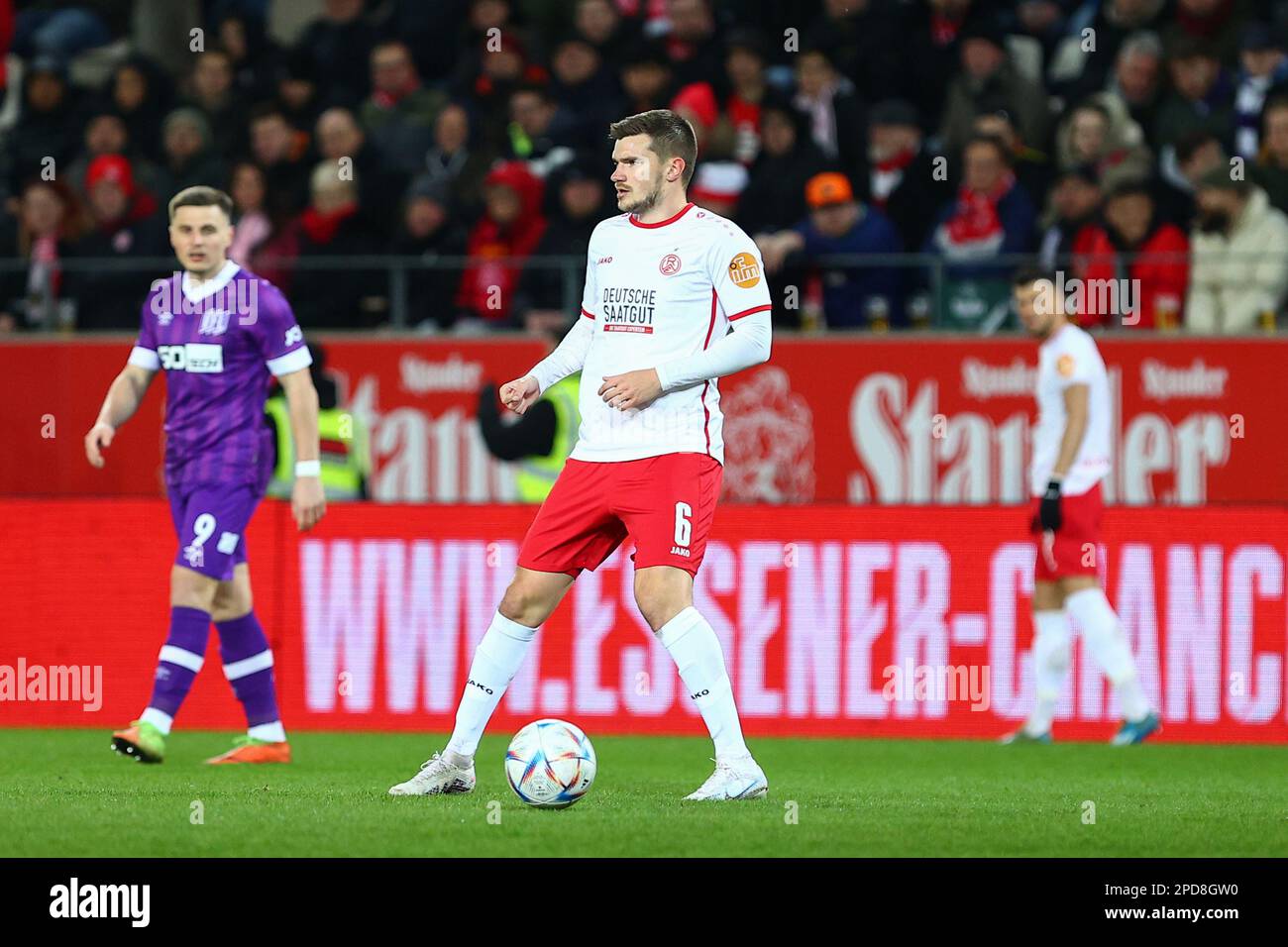 ESSEN, DEUTSCHLAND. Fußball 3. Liga, Rot-Weiss Essen gegen VfL Osnabrueck. 14. März 2023 Spieltag 27, Staffel 2022/2023. Bjöern Rother (Rot-Weiss Essen) Kredit: ANT Palmer / Alamy Live News DFB-Vorschriften verbieten die Verwendung von Fotos als Bildsequenzen und/oder quasi-Video Stockfoto