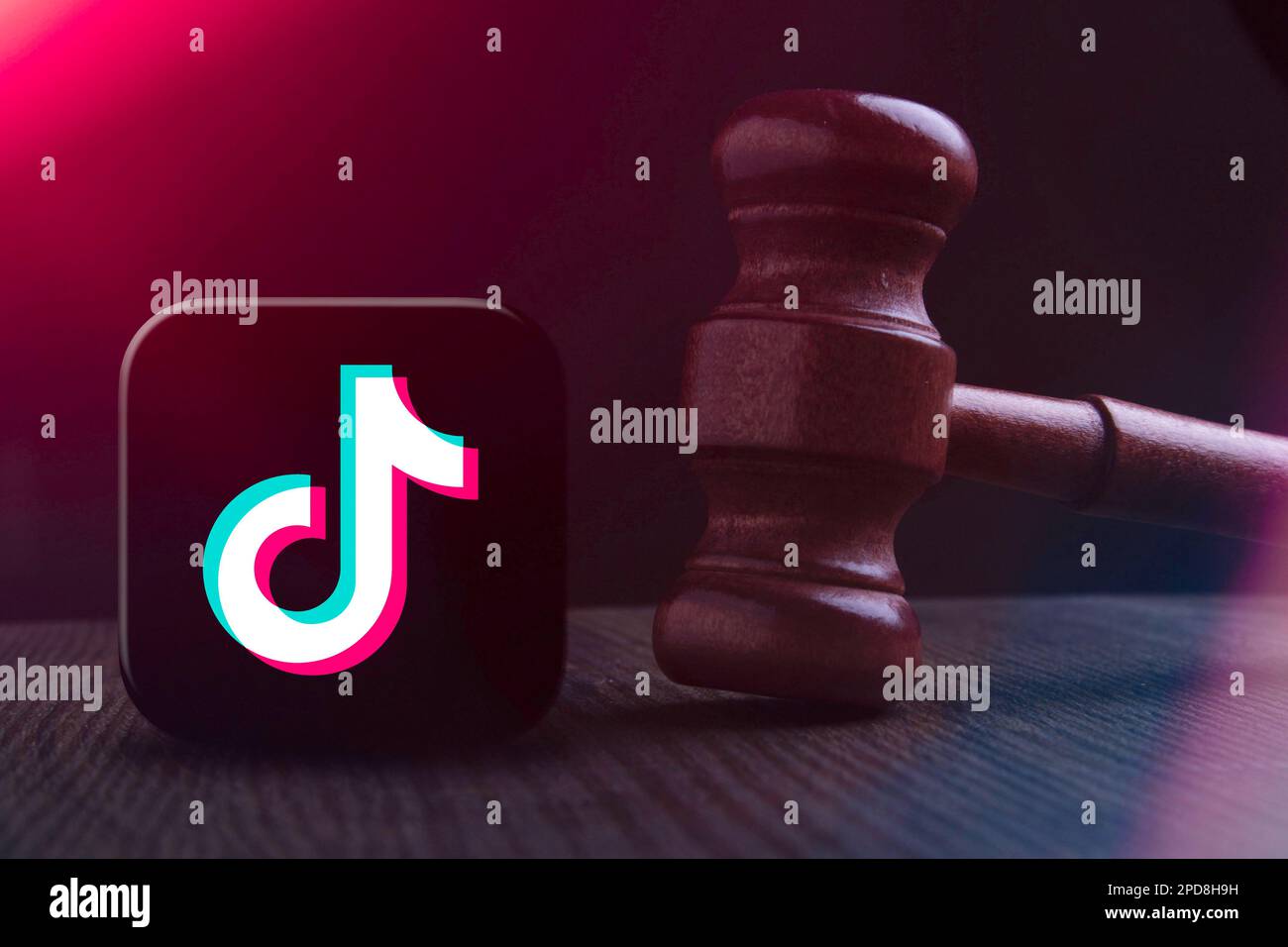 SAMARA, Russland - 14. März 2023: Der Hammer des Richters auf dem Hintergrund des Logos des sozialen TikTok-Netzwerks. Die Gerichtssitzung. Urteilsverkündung. Stockfoto