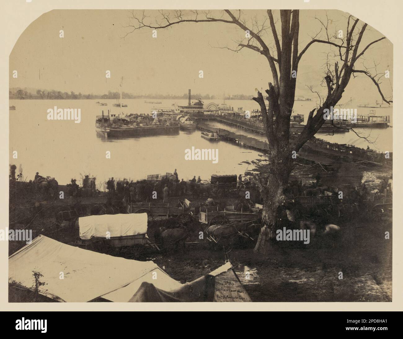 Lower Wharf, Belle Plain, erbaut von U.S.M.R.R. Baukorps. Nr. 165, Titel von Artikel, Veröffentlicht in: Russell's Civil war Photos : 116 historische Drucke / von Andrew J. Russell ; mit einem Vorwort von Joe Buberger und Matthew Isenberg. New York : Dover Publications, c1982, No 17. Piers & Wharves, Virginia, 1860-1870, Schifffahrt, Virginia, 1860-1870, Usa, Geschichte, Bürgerkrieg, 1861-1865, Equipment & Supplies, Union, USA, Geschichte, Bürgerkrieg, 1861-1865, Transport, Gewerkschaft. Stockfoto