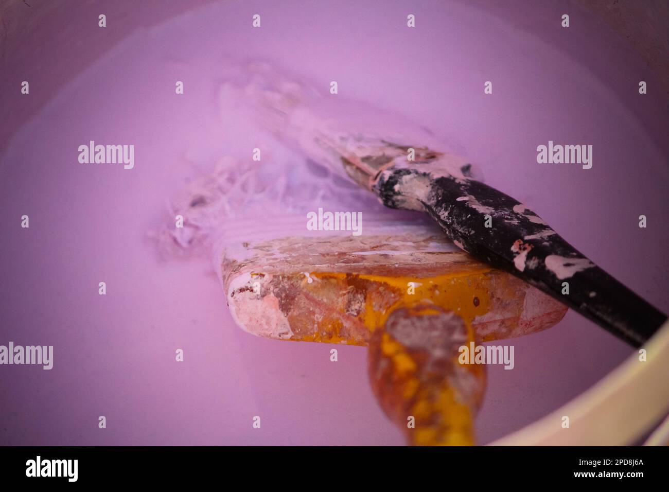 Schließen Sie zwei Pinsel in einer Farbdose Stockfoto