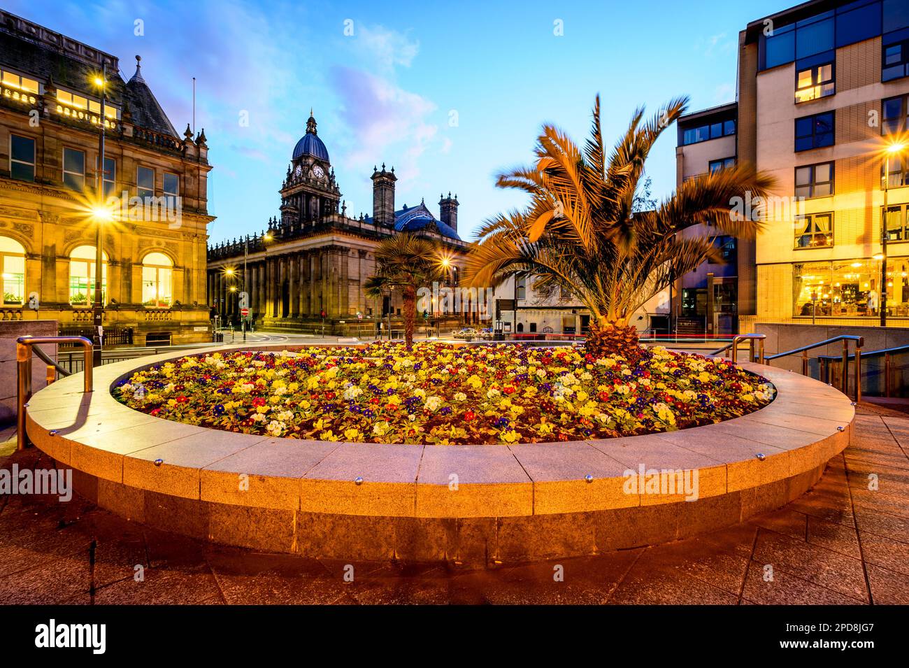 Blumenaufdruck unterstreicht die Schönheit des Millennium Square in Leeds UK Stockfoto