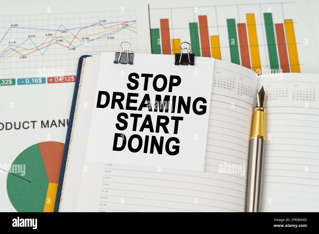 Geschäftskonzept. Auf den Geschäftsdiagrammen liegt ein Stift, ein Notizblock mit Notizzettel mit der Aufschrift „Stop Dreaming Start Do“ Stockfoto