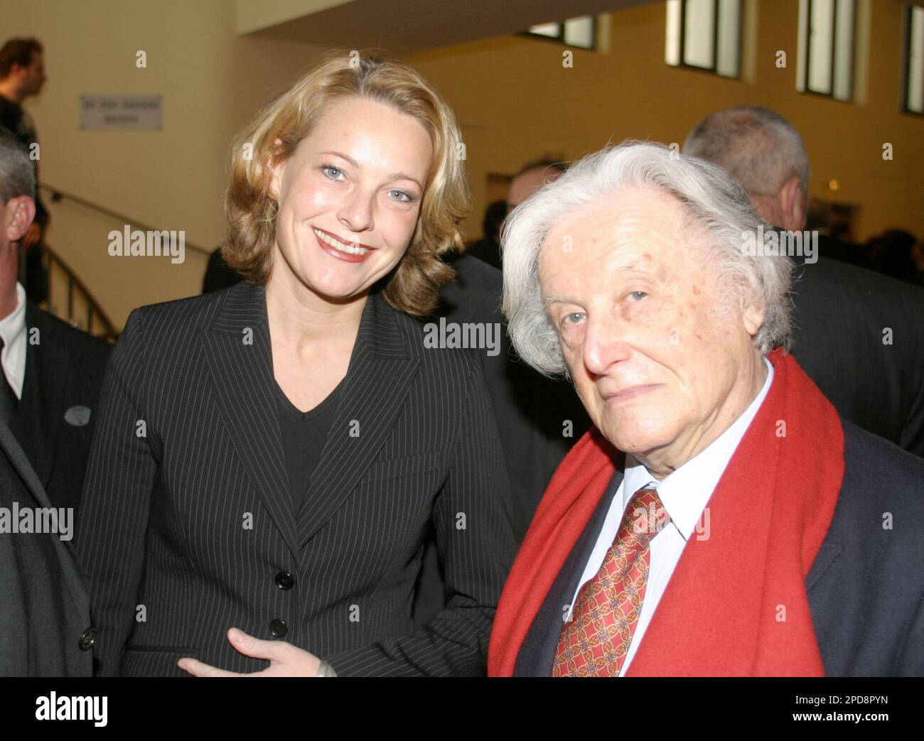 ARCHIVFOTO: Ralph GIORDANO wäre am 20. März 2023 100 Jahre alt gewesen, Ralph GIORDANO, Deutschland, Autor, Schriftsteller, im Gespräch mit Prof. Dr. Miriam MECKEL, Deutschland, Politiker, SPD, Sprecherin der Landesregierung Nordrhein-Westfalen, 3. April 2004. ?Sven Simon#Huyssenallee 40-42#45128 Essen#Tel. 0201/234556 Fax. 0201/234539 Konto 1428150 C ommerzbank E ssen BLZ 36040039 www.SvenSimon.net. Stockfoto