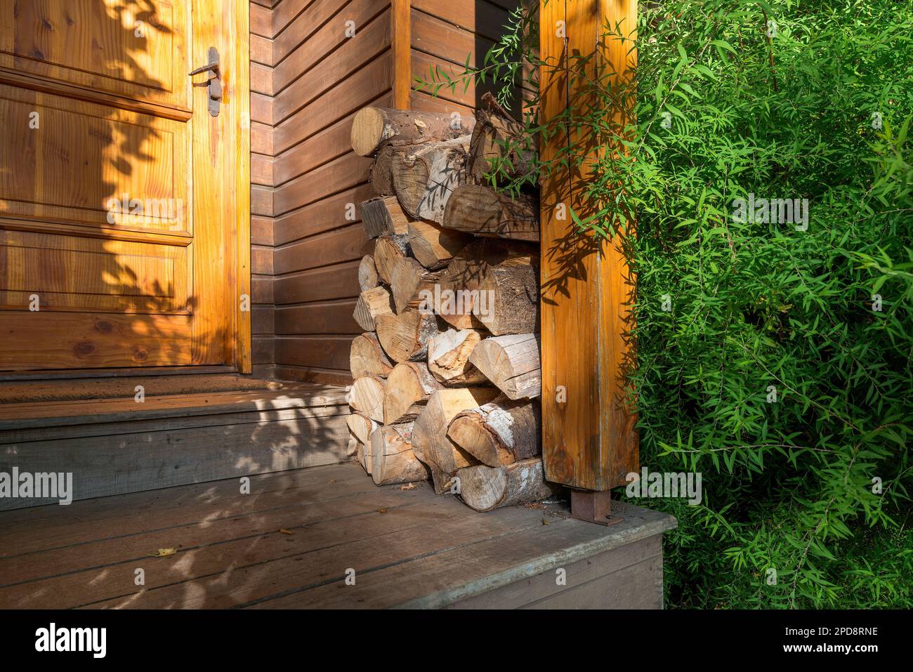Ein Stapel Brennholz außerhalb einer Hütte. Stockfoto