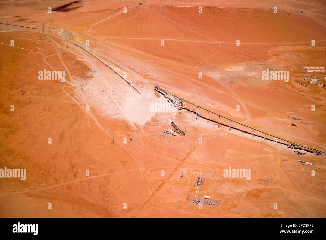 Luftaufnahme von Lagerhalde und Förderband in einem Kupferbergwerk in Chile. Stockfoto