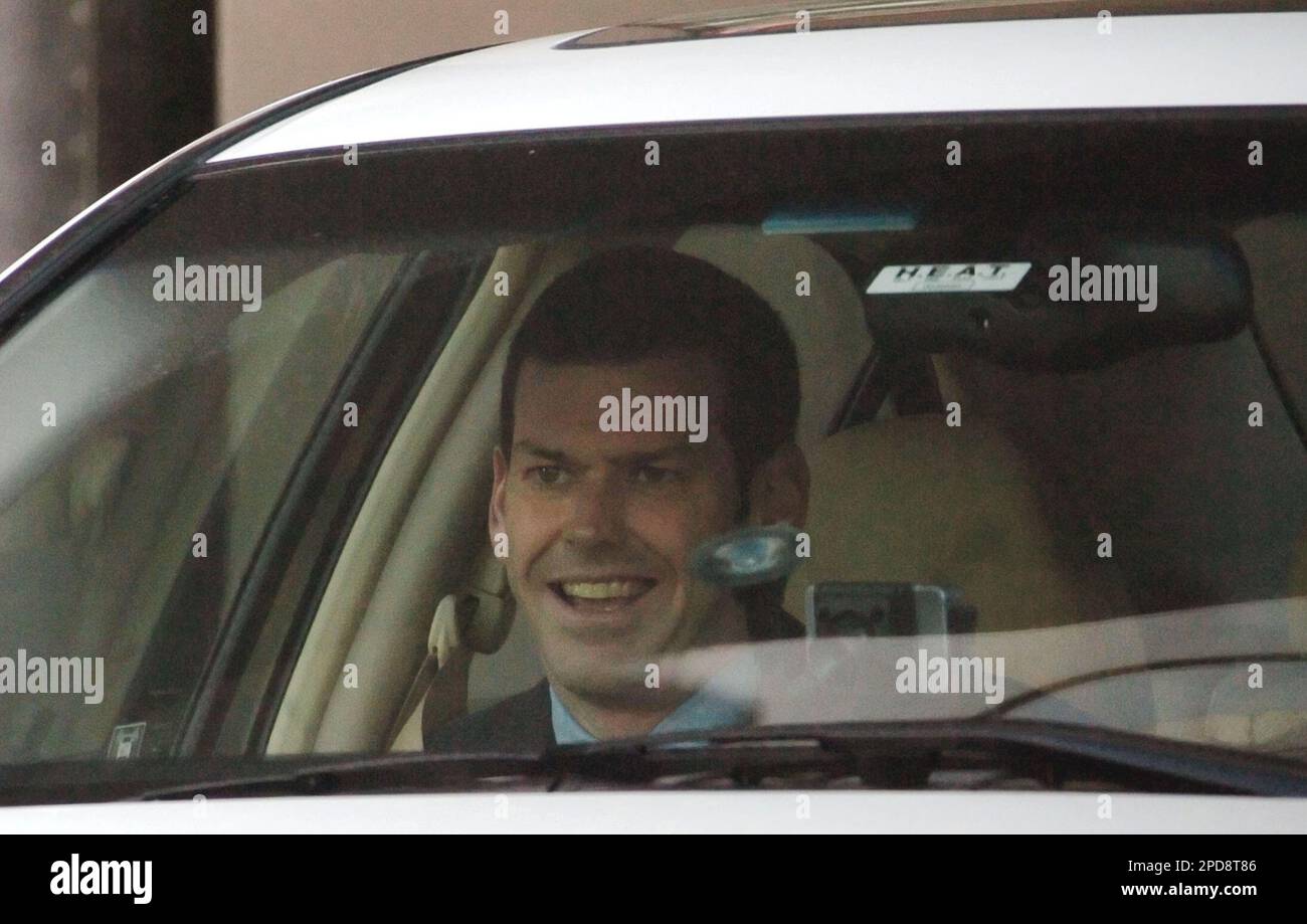 Former Enron treasurer Ben Glisan Jr. smiles after leaving the federal courthouse Tuesday, March 21, 2006 in Houston. Glisan Jr. started his testimony Tuesday in the trial of his former bosses Enron founder Kenneth Lay and former Enron CEO Jeffrey Skilling. Lay and Skilling are facing fraud and conspiracy charges. (AP Photo/Tim Johnson) Stockfoto