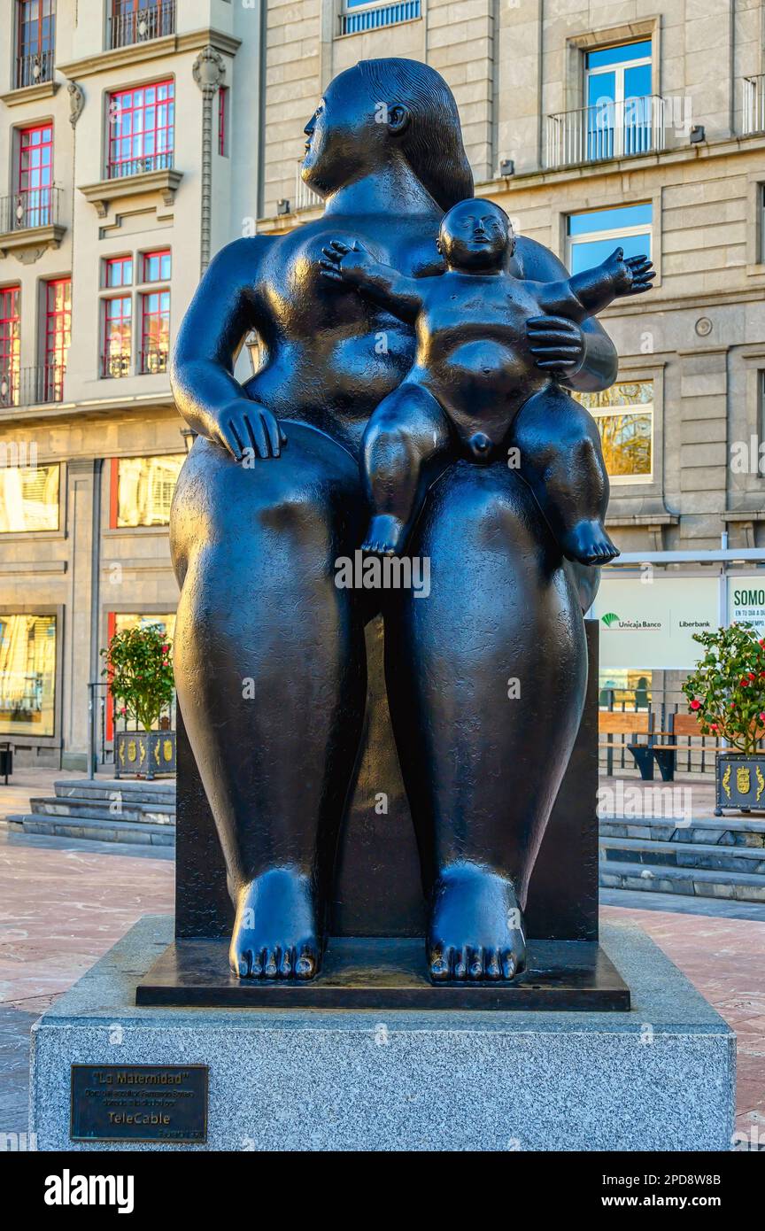 Oviedo, Asturias, Spanien: Skulptur namens La Maternidad (Mutterschaft) von Fernando Otero Stockfoto