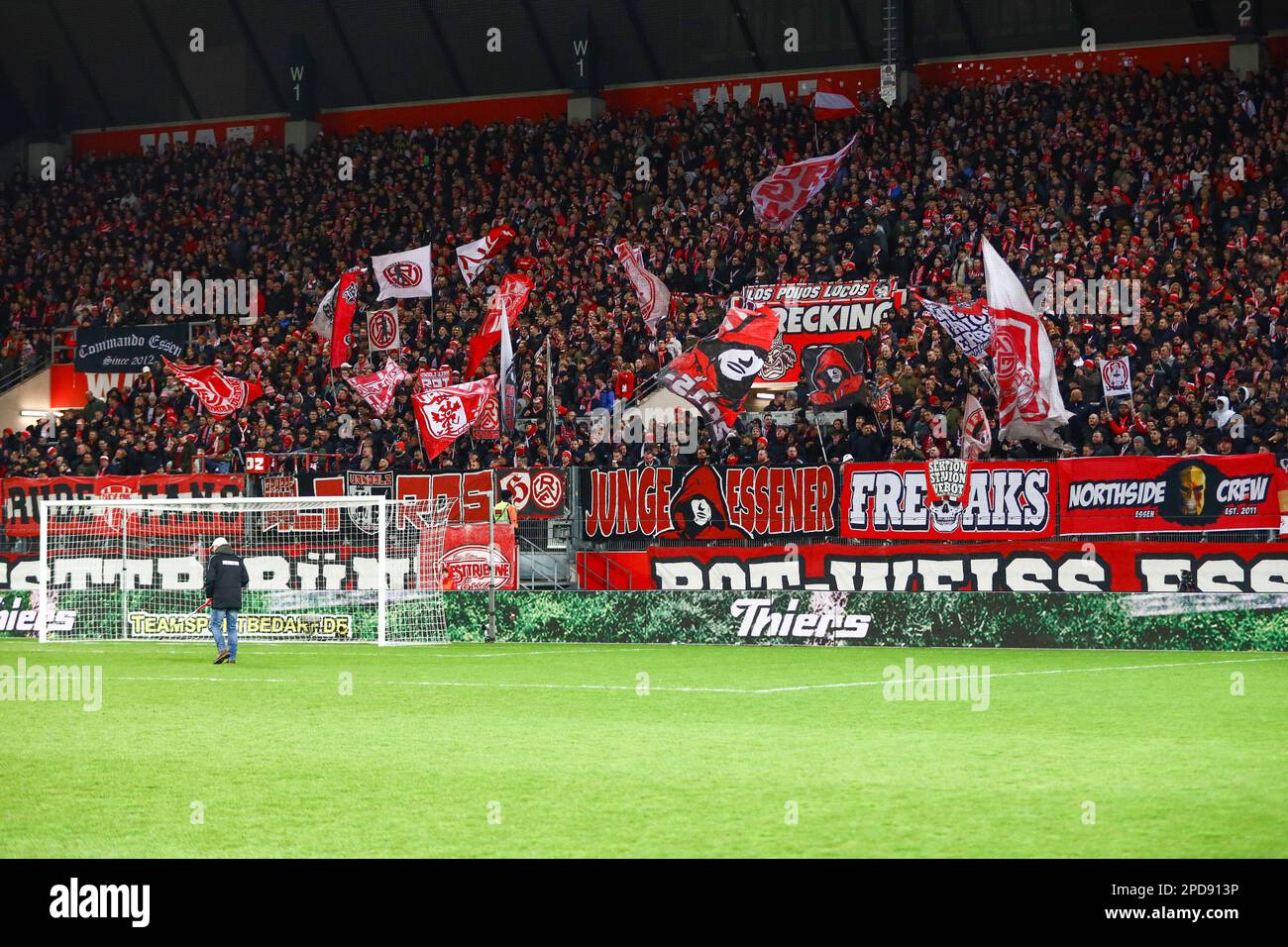 ESSEN, DEUTSCHLAND. Fußball 3. Liga, Rot-Weiss Essen gegen VfL Osnabrueck. 14. März 2023 Spieltag 27, Staffel 2022/2023. Fans (Rot-Weiss Essen) Kredit: ANT Palmer/Alamy Live News DFB-Vorschriften verbieten die Verwendung von Fotos als Bildsequenzen und/oder quasi-Video Stockfoto