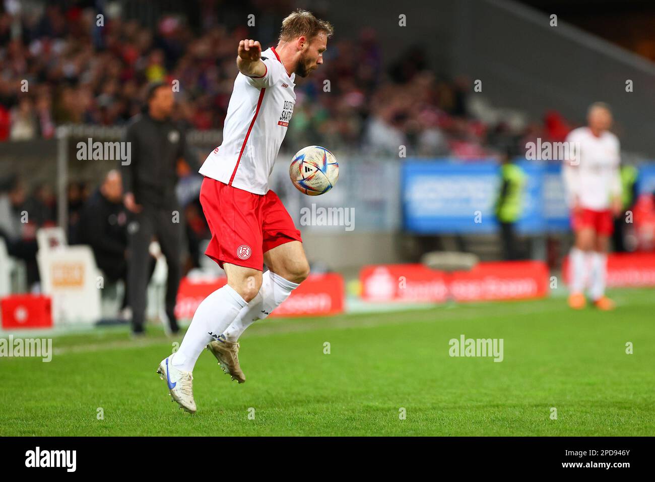 ESSEN, DEUTSCHLAND. Fußball 3. Liga, Rot-Weiss Essen gegen VfL Osnabrueck. 14. März 2023 Spieltag 27, Staffel 2022/2023. Felix Bastians (Rot-Weiss Essen) Kredit: ANT Palmer / Alamy Live News DFB-Vorschriften verbieten die Verwendung von Fotos als Bildsequenzen und/oder quasi-Video Stockfoto