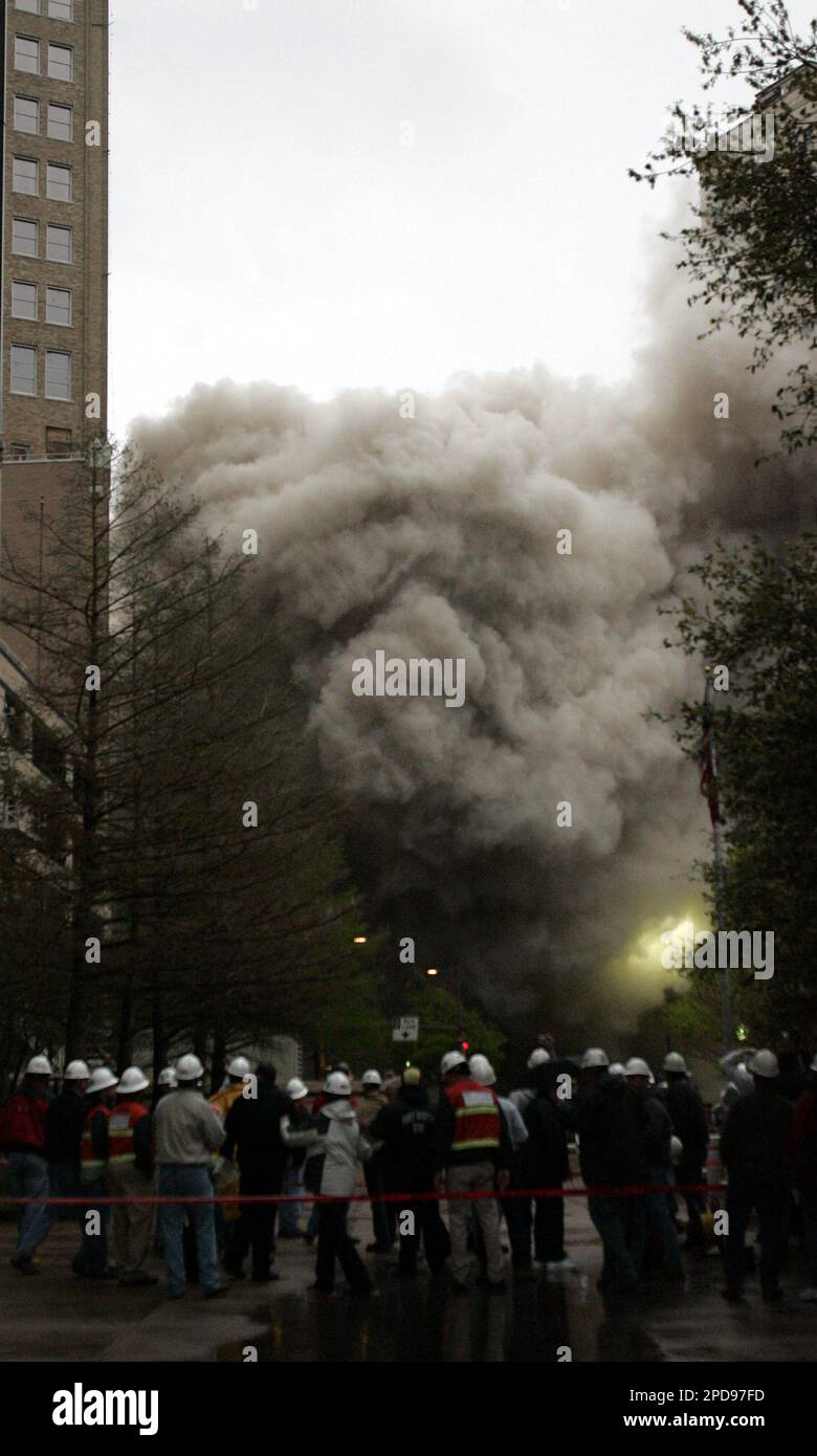 This is the fourth in a sequence of four that shows the Landmark Tower implosion in Fort Worth, Texas, Saturday, March 18, 2006. The 30-story tower is the tallest building ever demolished in Texas. (AP Photo/ Donna McWilliam) Stockfoto