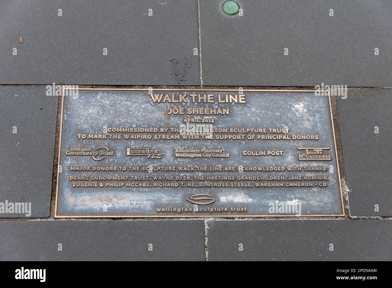 Walk the Line bei Joe Sheehan, Fußbodenplakette. Ein vom Wellington Sculpture Trust in Auftrag gegebenes Stück, das den historischen Wai Piro Stream im Cenotaph-Viertel kennzeichnet Stockfoto