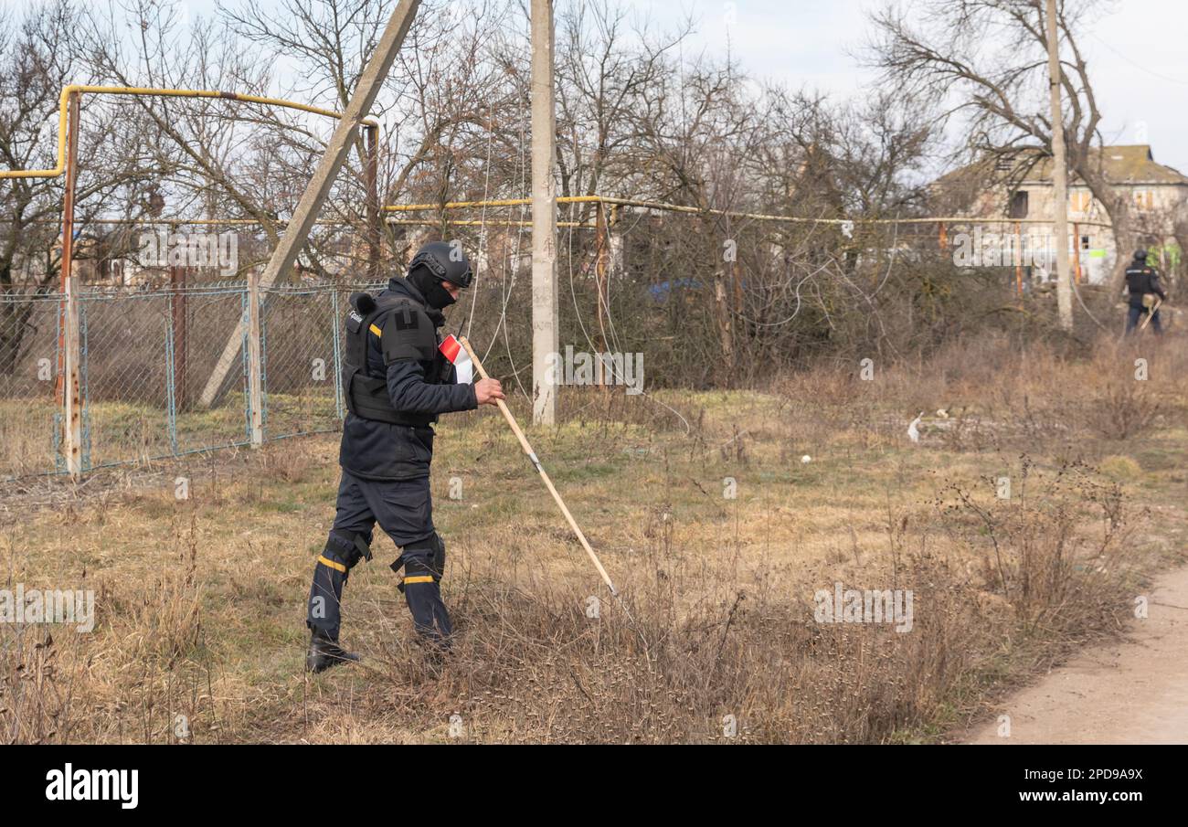 KHERSON, UKRAINE 08. März 2023 Ein Team von Bergwerksräumern