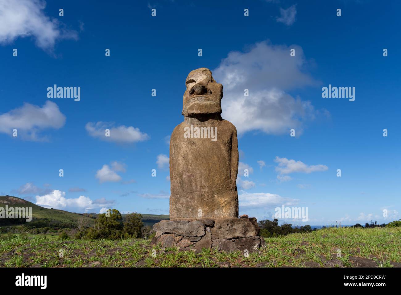 Vorderansicht von Moai auf der Ahu Huri A Urenga auf der Osterinsel (Rapa Nui), Chile. Stockfoto