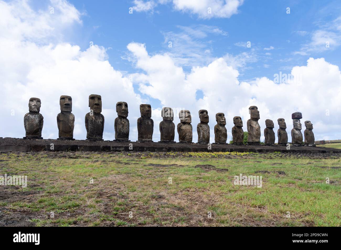 15 Moai-Statuen in Richtung Landesinnere im Ahu Tongariki im Rapa Nui National Park auf der Osterinsel (Rapa Nui), Chile. Stockfoto