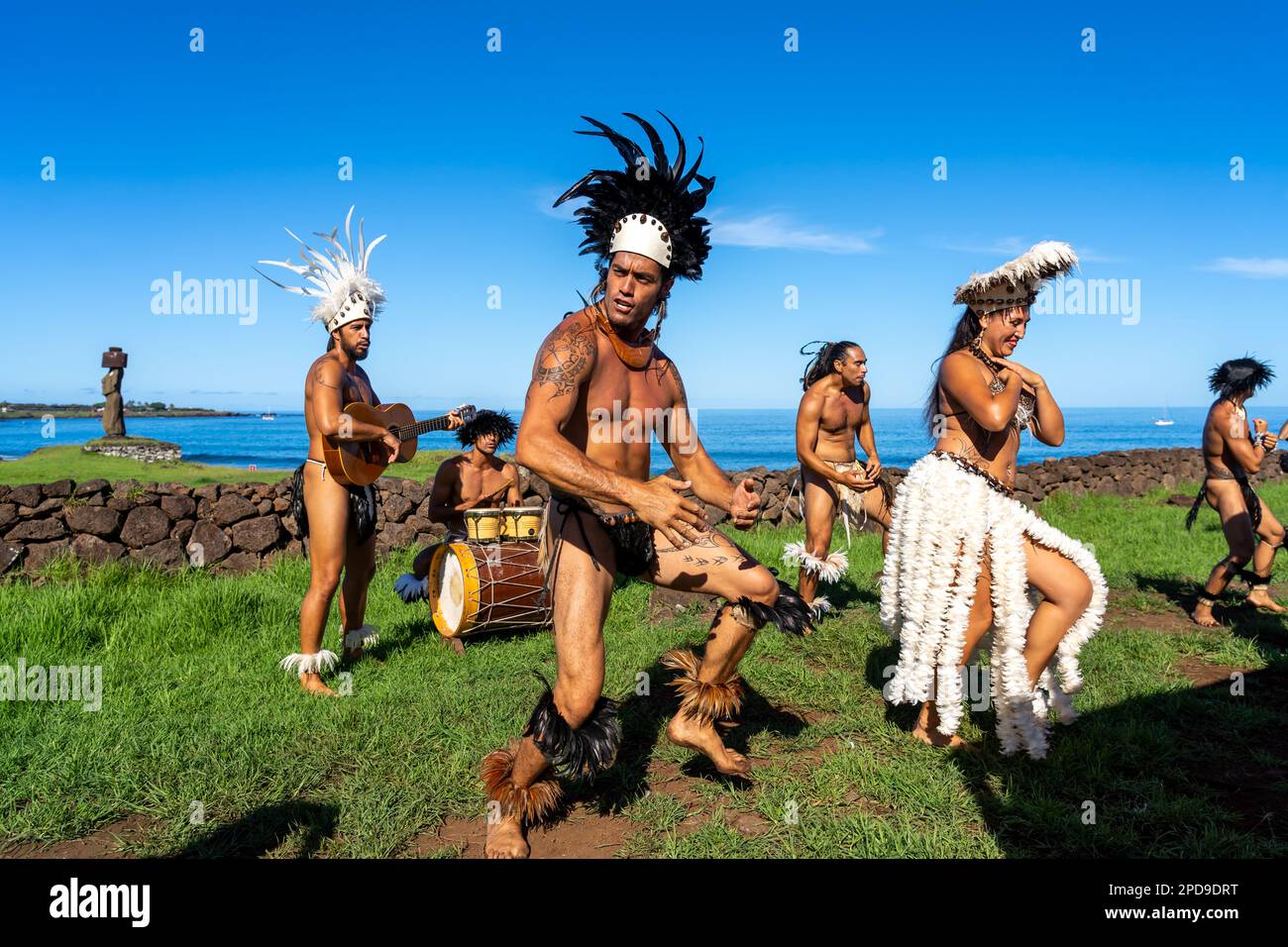 Osterinsel, Chile - 6. März 2023: Osterinsel-Tanzshow von einheimischen Künstlern in der Nähe des Ahu Tahai Complex, Osterinsel (Rapa Nui), Chile. Stockfoto