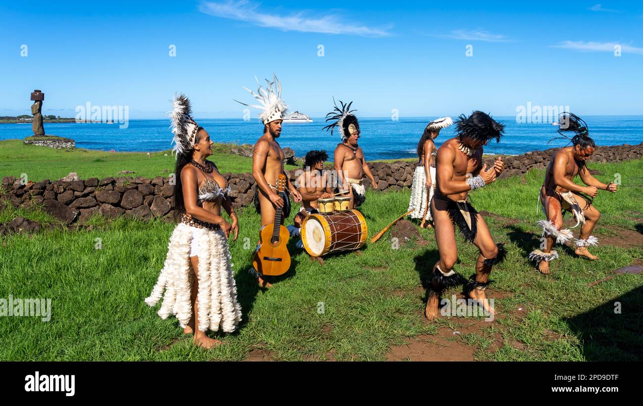Osterinsel, Chile - 6. März 2023: Osterinsel-Tanzshow von einheimischen Künstlern in der Nähe des Ahu Tahai Complex, Osterinsel (Rapa Nui), Chile. Stockfoto