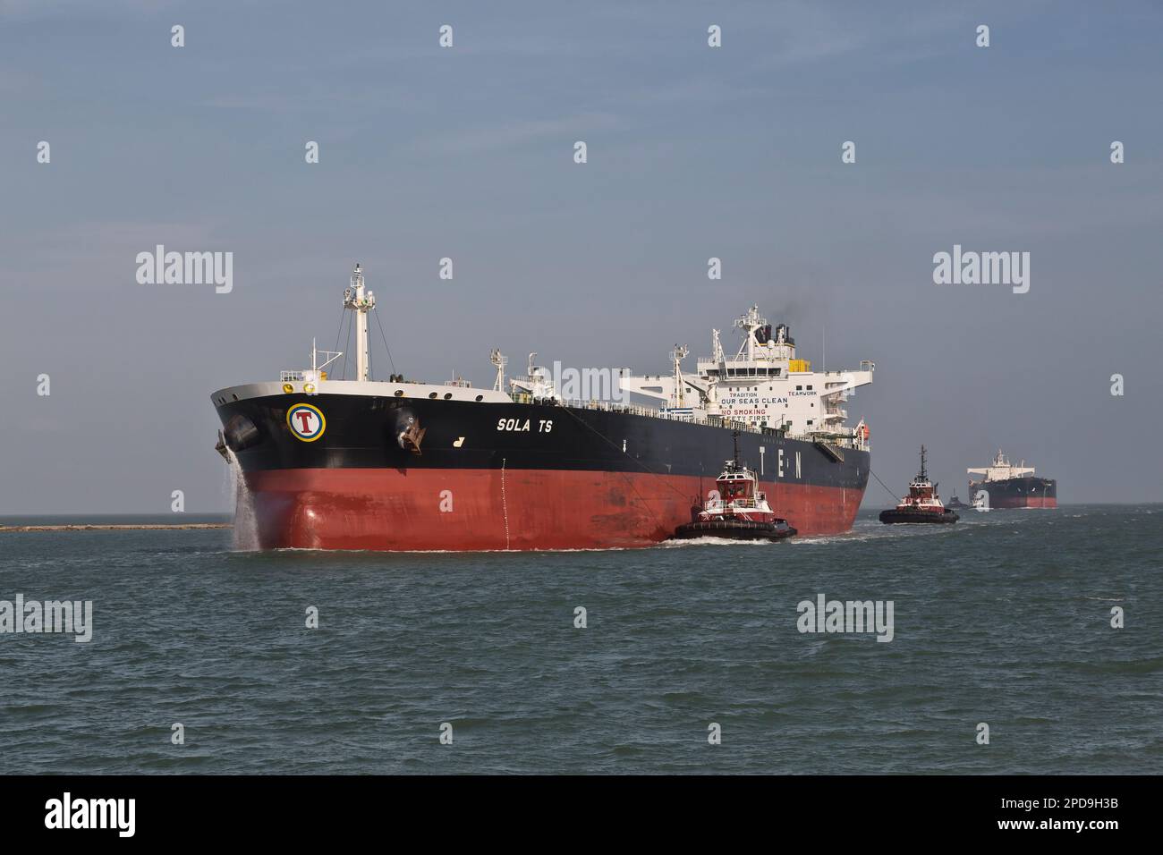 Rohöltanker "Sola TS" bereitet sich auf die Einfahrt in den Hafen von Corpus Christi vor, Schleppboote unterstützen den Schiffskanal von Corpus Christi. Stockfoto