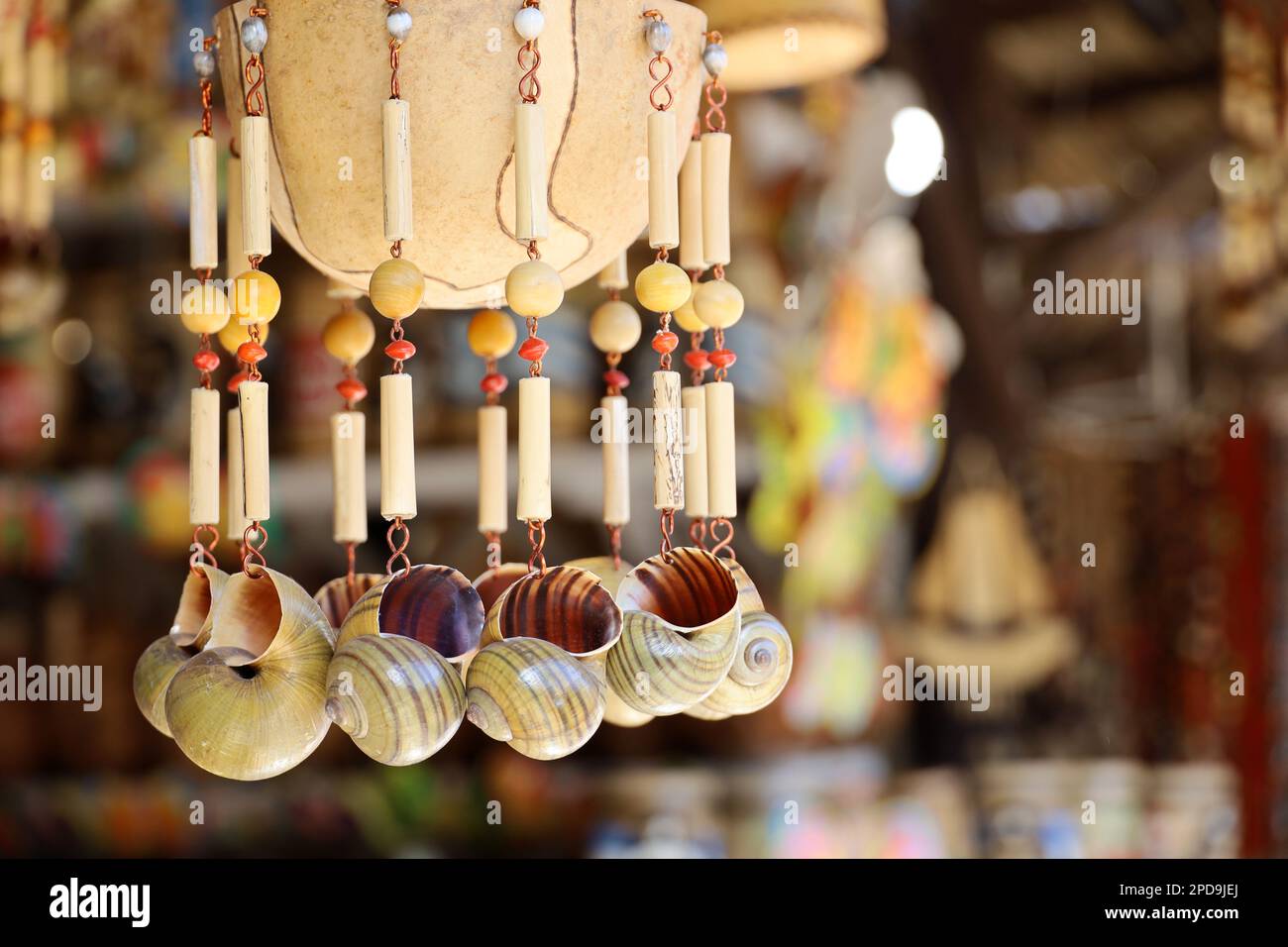 Souvenirs aus Muscheln auf dem Straßenmarkt in Kuba. Touristenladen im tropischen Resort Stockfoto