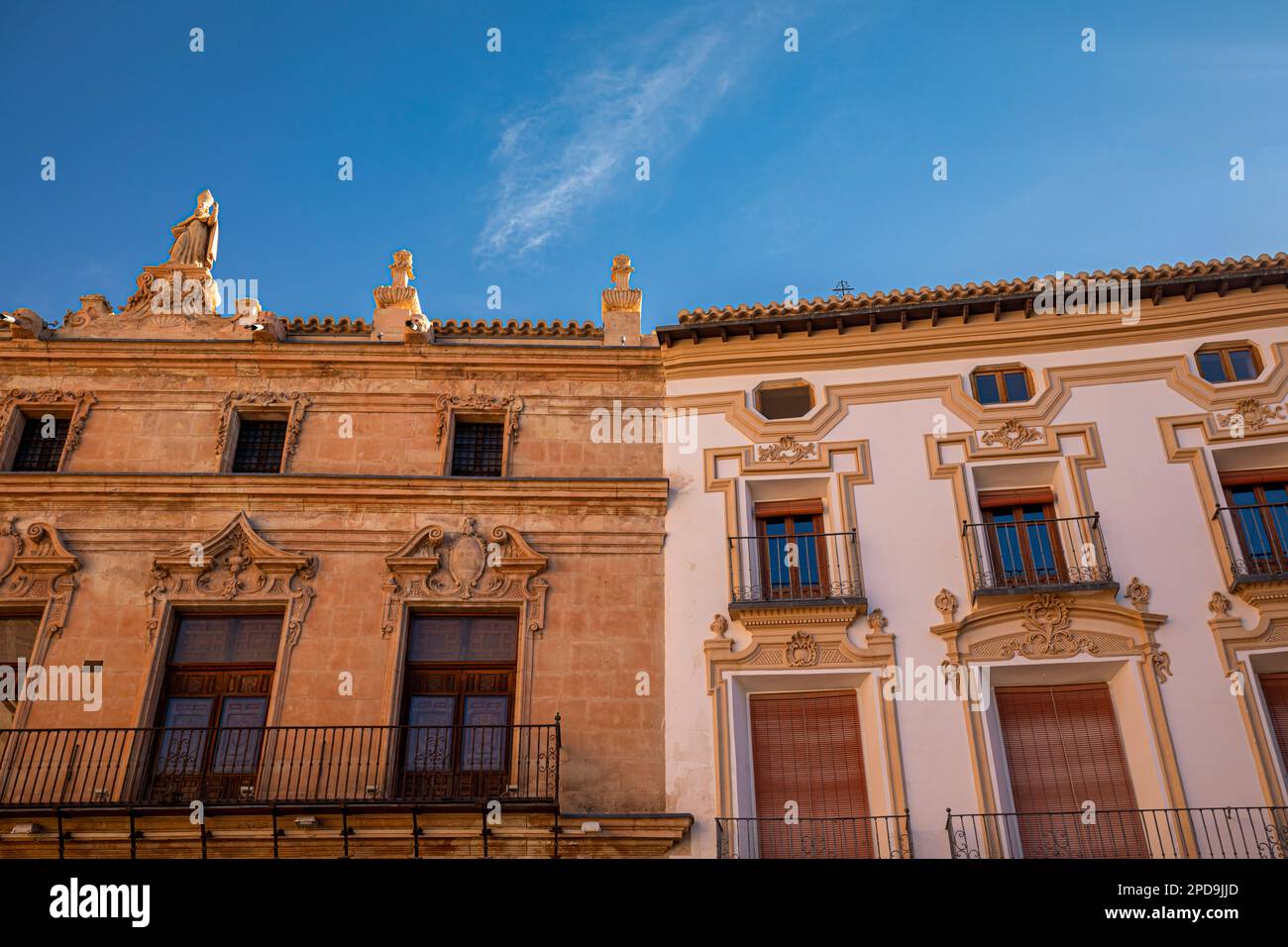 Fassade aus dem 18. Jahrhundert des Palastes der Salas Capitulares der Collegiatskirche San Patricio in Lorca, Murcia, Spanien und ein weiteres angeschlossenes Weiß Stockfoto