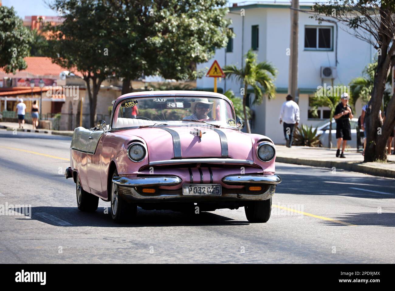Oldtimer in der Varadero Straße im kubanischen Tourismusviertel Stockfoto