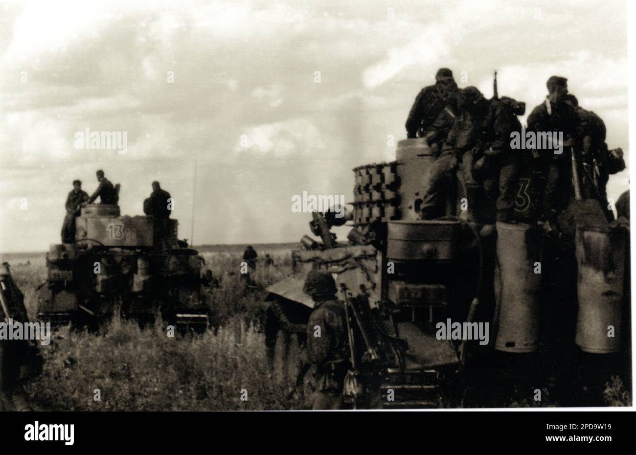 B&W-Foto des 2. Weltkriegs Deutsche Tigerpanzer und Grenadier der Waffen SS während der Schlacht von Kursk . Die Panzer und Männer sind aus der 2. SS Panzer Division 'das REICH' Stockfoto