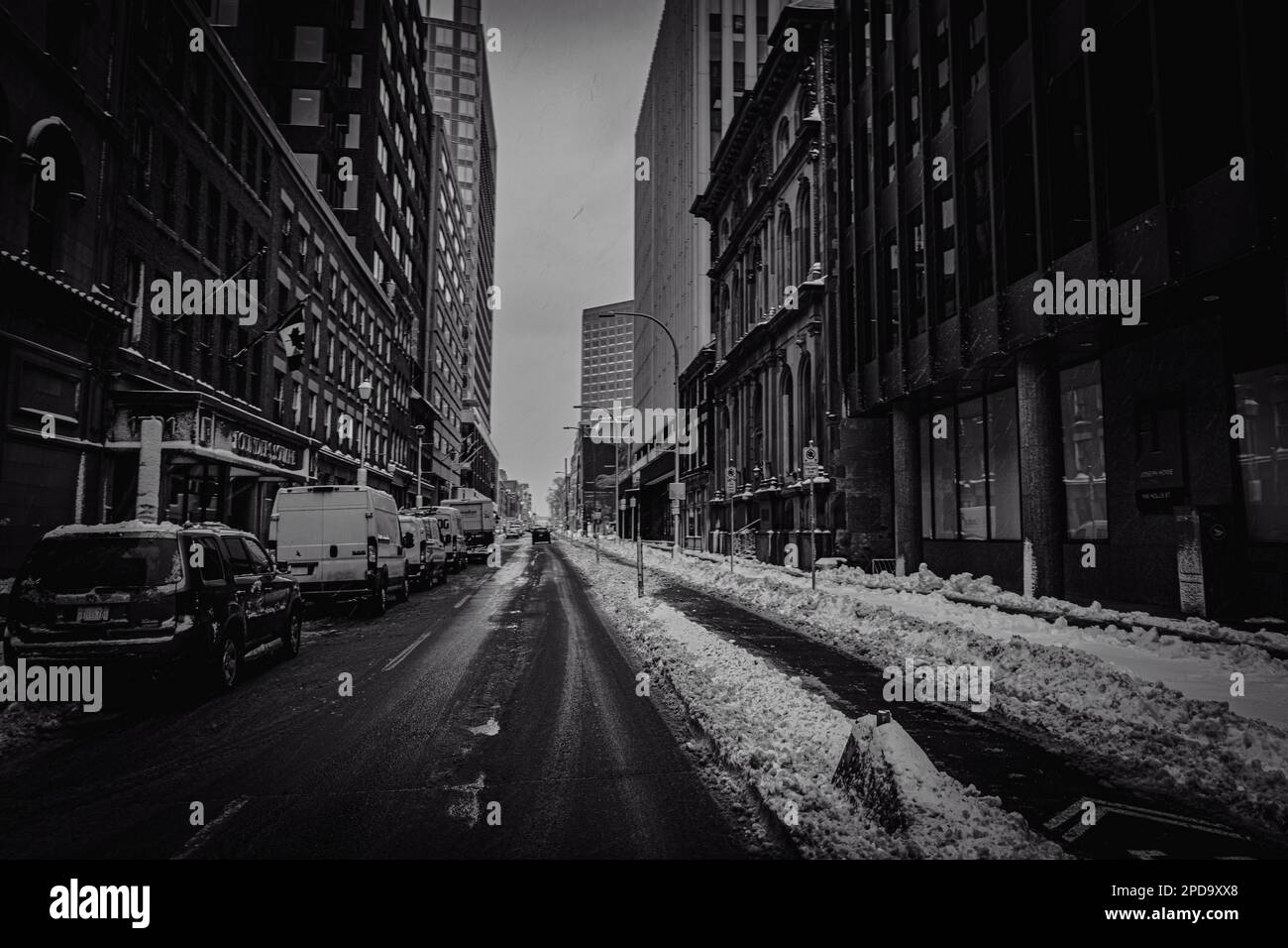 Die schneebedeckte hollis Street an einem frühen Wintermorgen mit Gründerplatz und joseph howe Gebäude auf jeder Seite der Straße Stockfoto