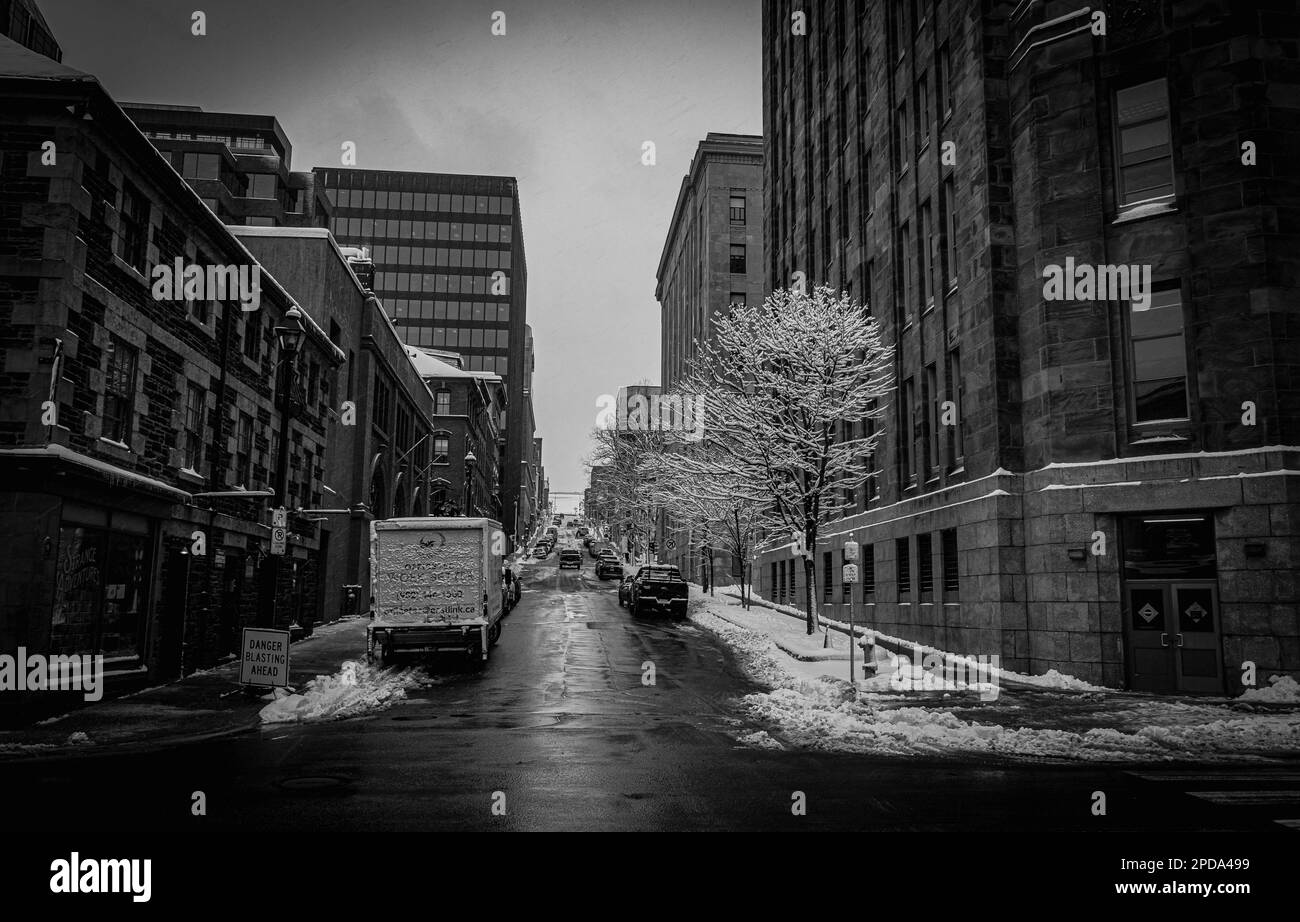 Schwarzweißfoto mit Blick auf die Prinz Street von der Lower Water Street in den Tiefen des Winters, flankiert vom Dominion Public Building und Mitchell House Stockfoto