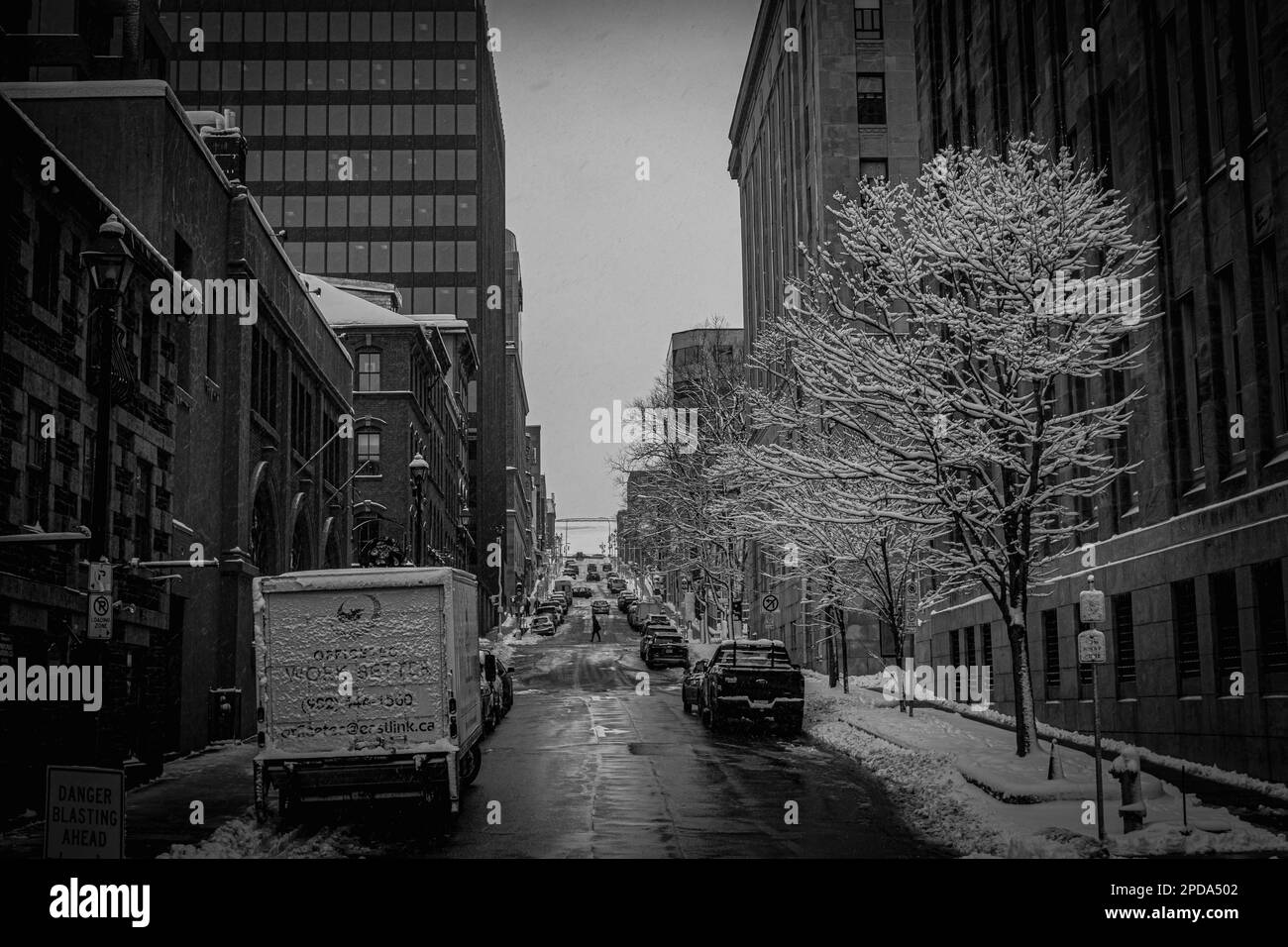 Schwarzweißfoto mit Blick auf die Prinz Street von der Lower Water Street in den Tiefen des Winters, flankiert vom Dominion Public Building und Mitchell House Stockfoto