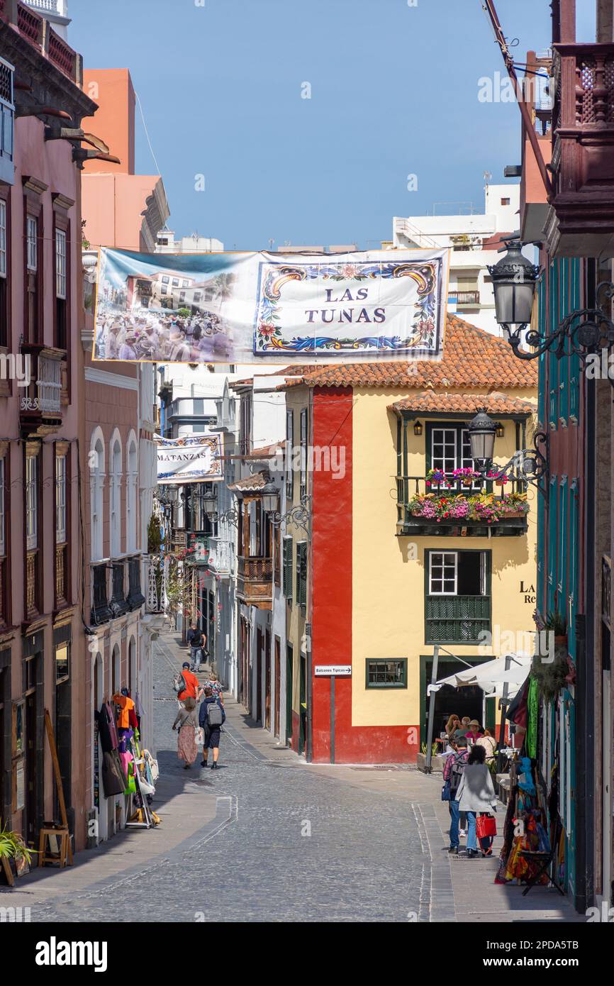 Straßenszene, Calle Anselmo Pérez de Brito, Santa Cruz de La Palma, La Palma, Kanarische Inseln, Königreich Spanien Stockfoto