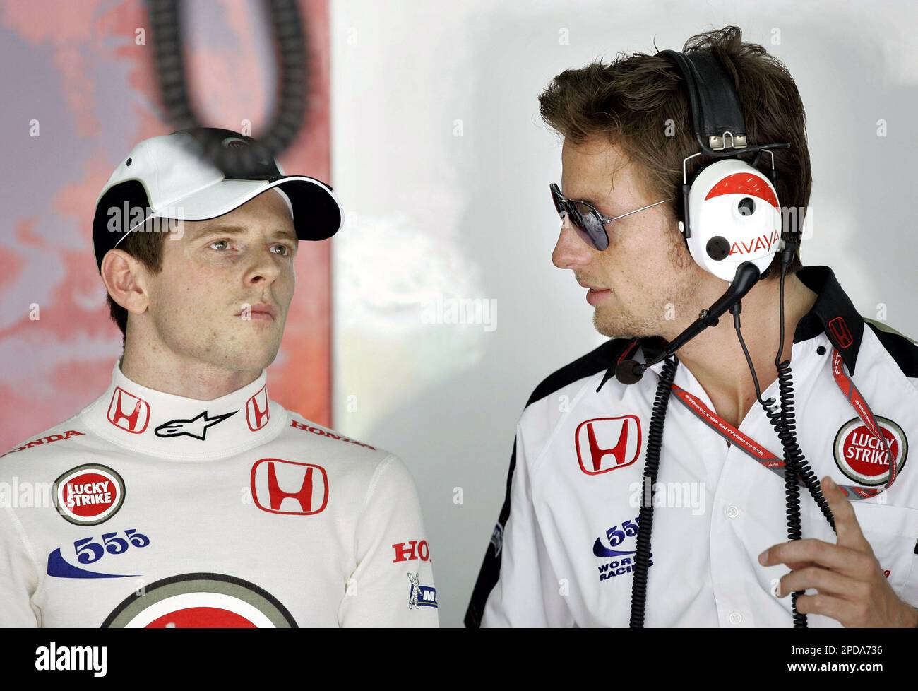 Britain's Formula One driver Jenson Button, right, talks with his fellow countryman test driver Anthony Davidson during the morning free practice session at the Bahrain International Circuit in Sakhir, Bahrain, Friday, March 10, 2006, in preparation for Sunday's season opening Formula One race. (AP Photo/Jasper Juinen) Stockfoto