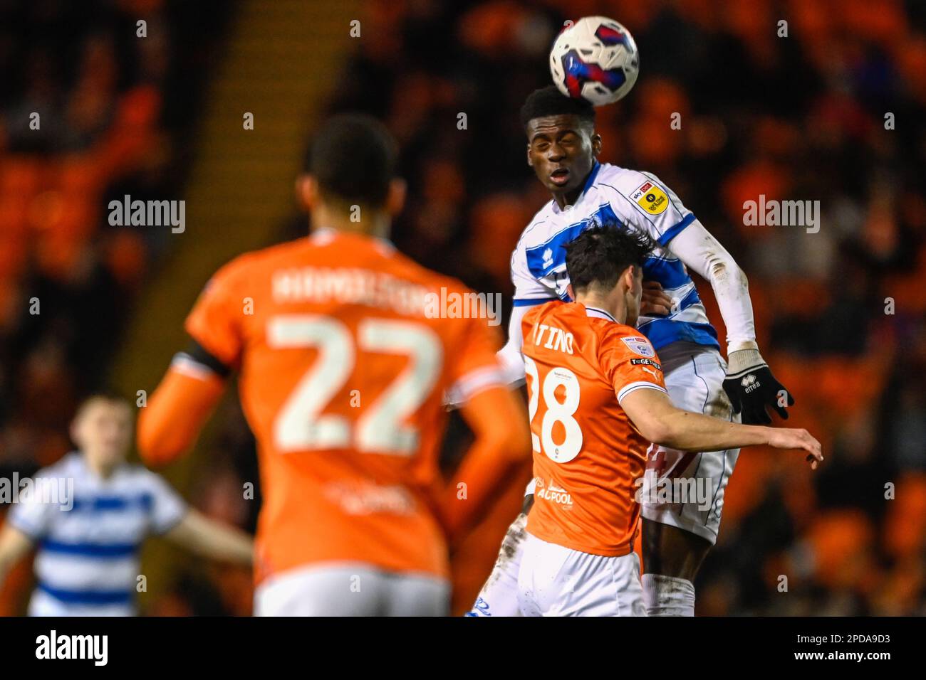 Blackpool, Großbritannien. 14. März 2023. Tim Iroegbunam #47 von Queens Park Rangers leitet den Ball während des Sky Bet Championship-Spiels Blackpool vs Queens Park Rangers in Bloomfield Road, Blackpool, Großbritannien, 14. März 2023 (Foto von Ben Roberts/News Images) Credit: News Images LTD/Alamy Live News Stockfoto