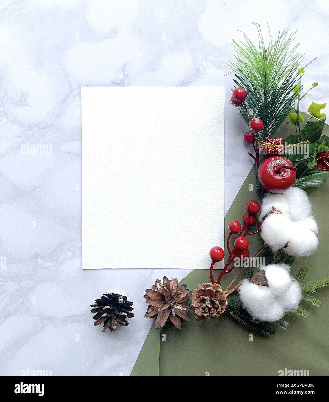 Wasserfarbenes Blattmuster aus Papier mit Weihnachtsdekor, Farben auf Marmorhintergrund. Modell zur Präsentation von Illustrationen, Drucken, Logos und Postkarten Stockfoto