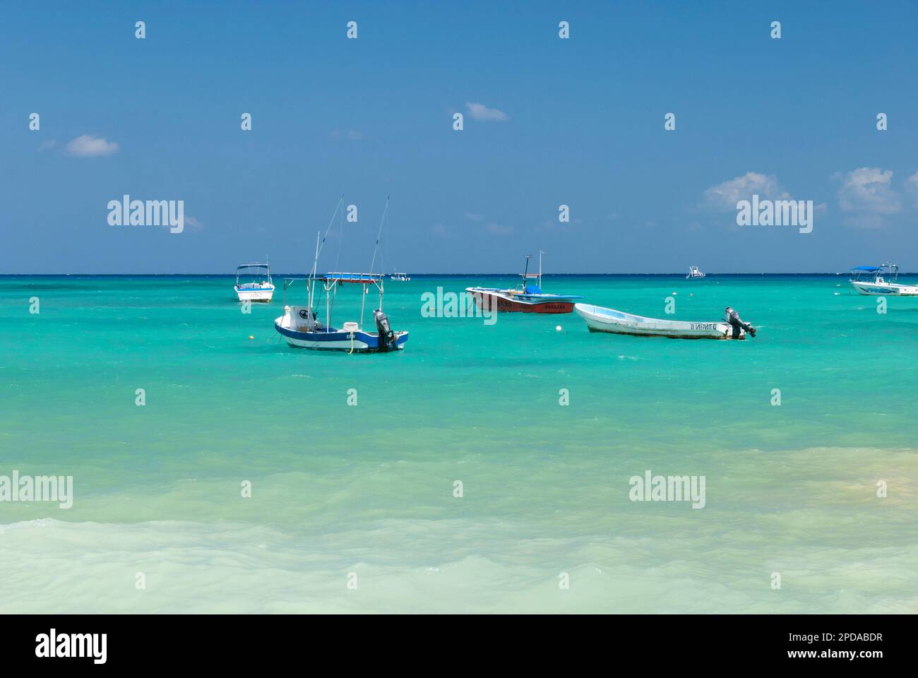 Mexikos Karibikküste, Panoramablick auf Boote im türkisfarbenen Wasser. Stockfoto