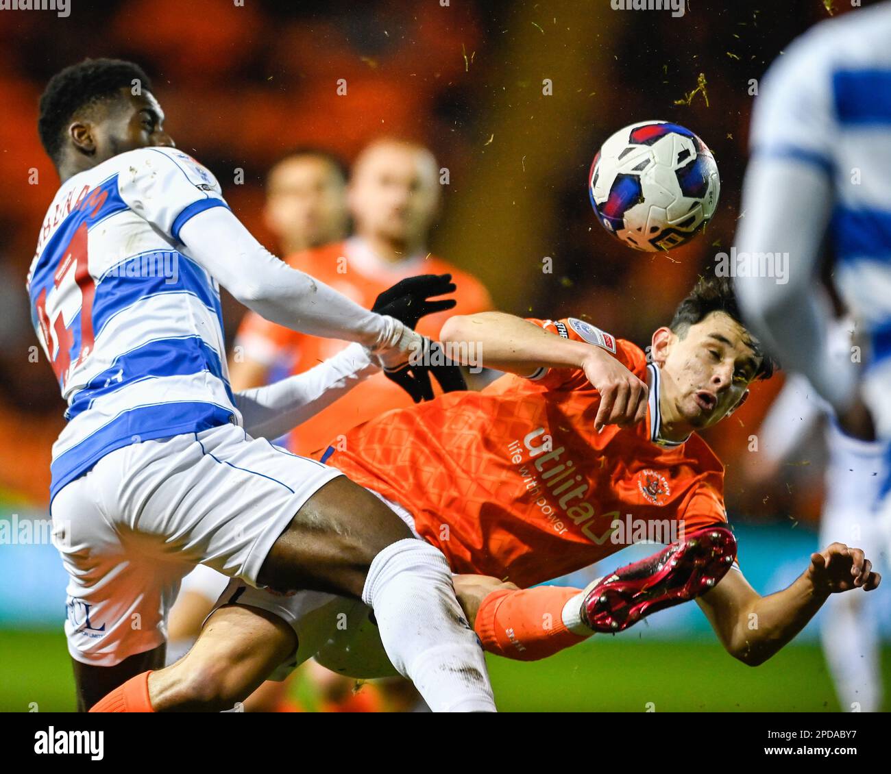 Blackpool, Großbritannien. 14. März 2023. Charlie Patino #28 von Blackpool wird von Tim Iroegbunam #47 von Queens Park Rangers während des Sky Bet Championship Spiels Blackpool vs Queens Park Rangers in Bloomfield Road, Blackpool, Großbritannien, am 14. März 2023 (Foto von Ben Roberts/News Images) in Blackpool, Großbritannien, am 3./14. März 2023 vereitelt. (Foto: Ben Roberts/News Images/Sipa USA) Guthaben: SIPA USA/Alamy Live News Stockfoto