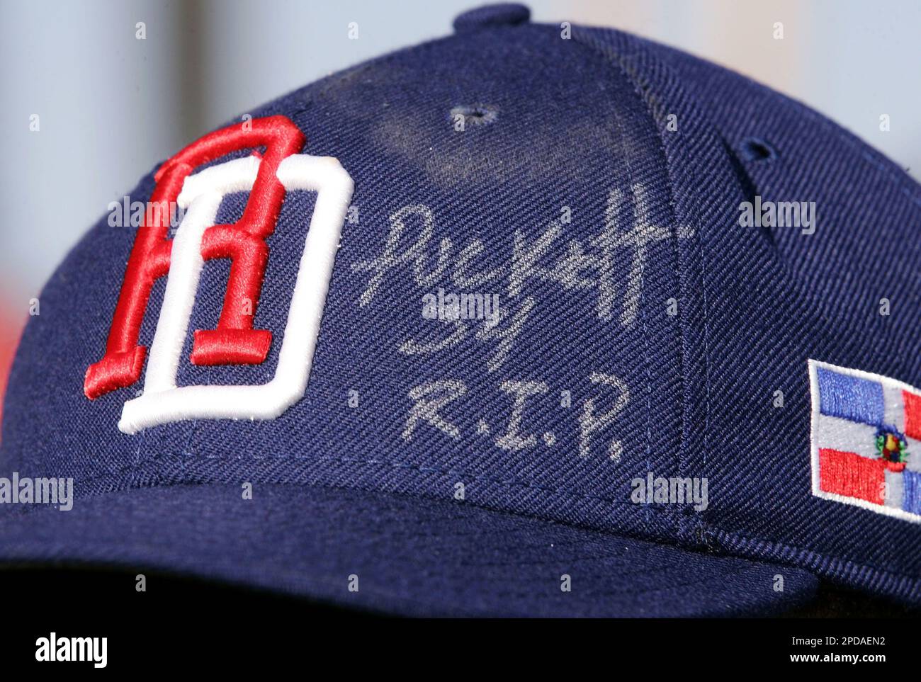 The hat of the Dominican Republic's David Ortiz is shown as he talks with a reporter following his team's 11-5 victory over Venezuela, Tuesday, March 7, 2006, during Round 1 of the World Baseball Classic in Lake Buena Vista, Fla. Ortiz remembered Hall of Famer Kirby Puckett with a message on his hat. (AP Photo/Haraz N. Ghanbari) Stockfoto