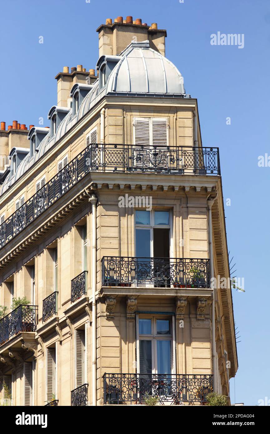 Wohnwohnungen in Paris, der Hauptstadt Frankreichs, in warmem Sonnenlicht Stockfoto