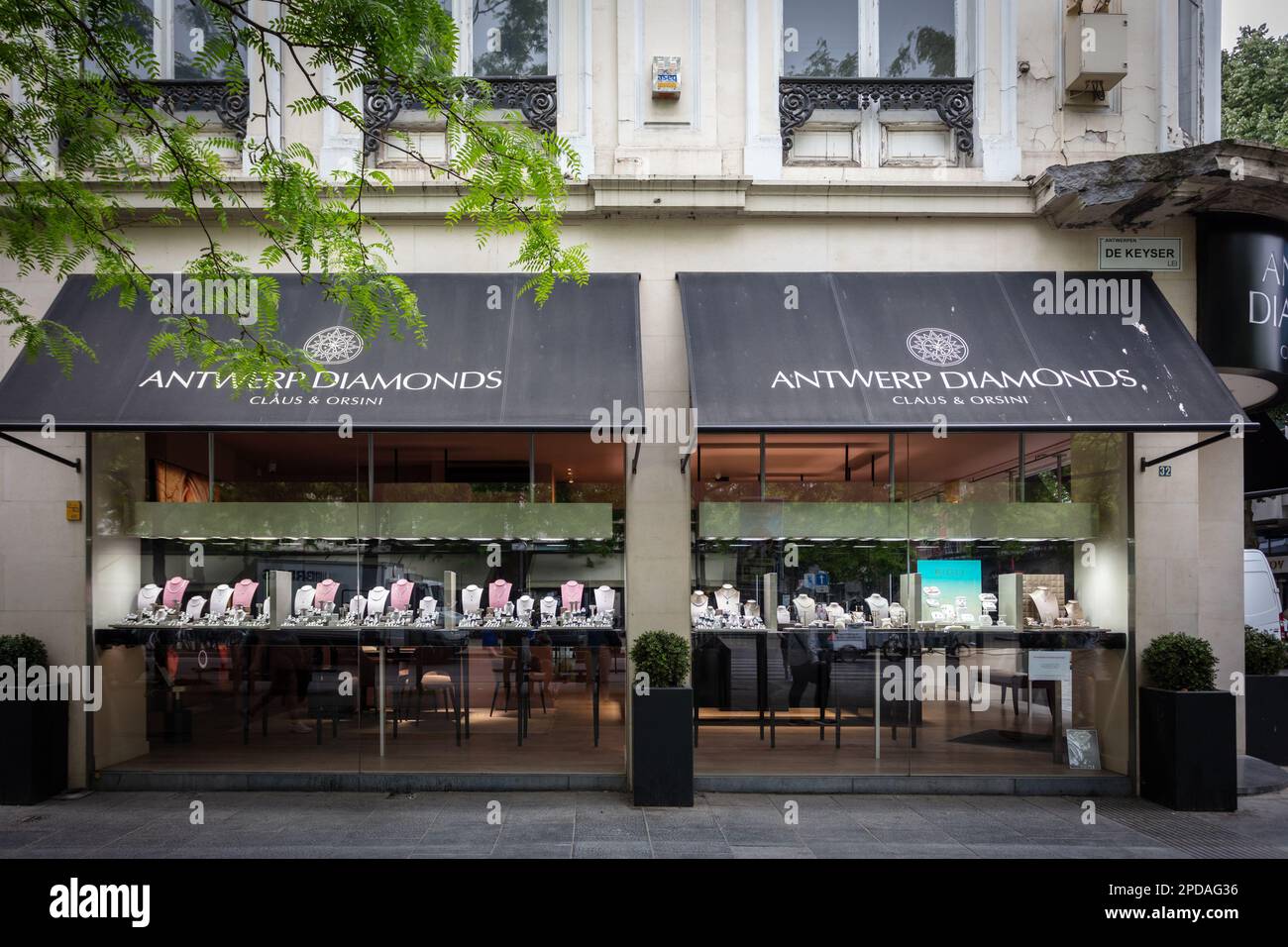 Juwelierladen, der Diamanten im Diamantenviertel Antwerpen verkauft. Belgien. Stockfoto