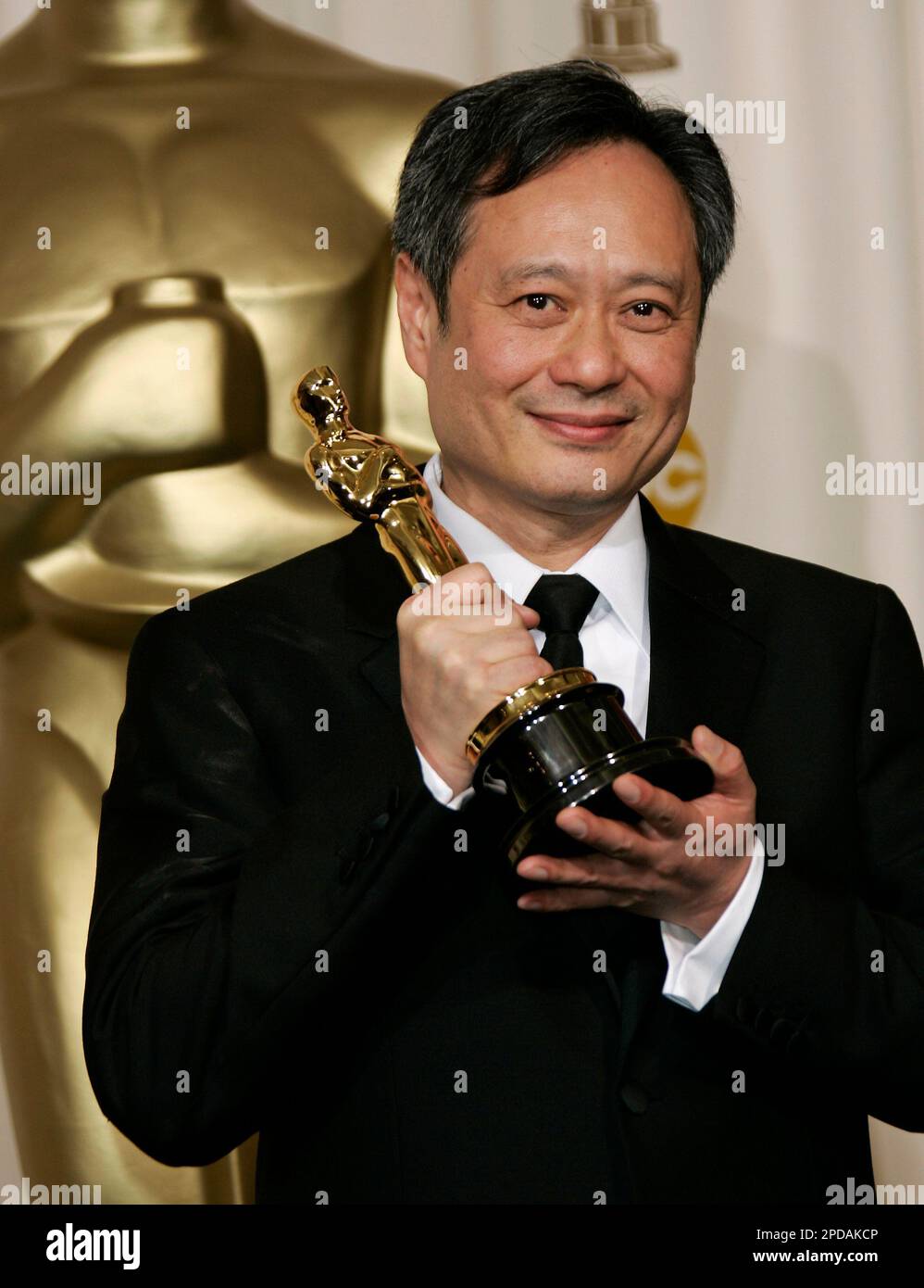Director Ang Lee poses with the Oscar he won for best director for his work on "Brokeback Mountain" at the 78th Academy Awards Sunday, March 5, 2006, in Los Angeles. (AP Photo/Kevork Djansezian) Stockfoto