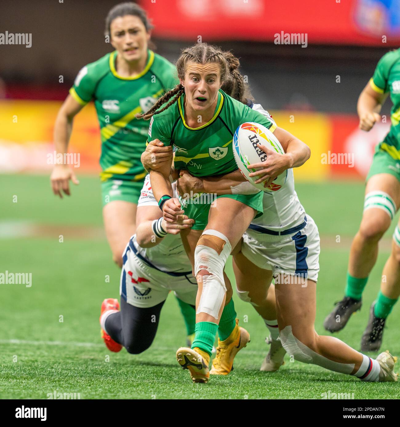 Vancouver, Kanada. 4. März 2023. Emily Lane (C) aus Irland wehrt sich während der HSBC Canada Sevens gegen die USA am BC Place gegen den Tackle ab. Kredit: Joe Ng/A. Stockfoto