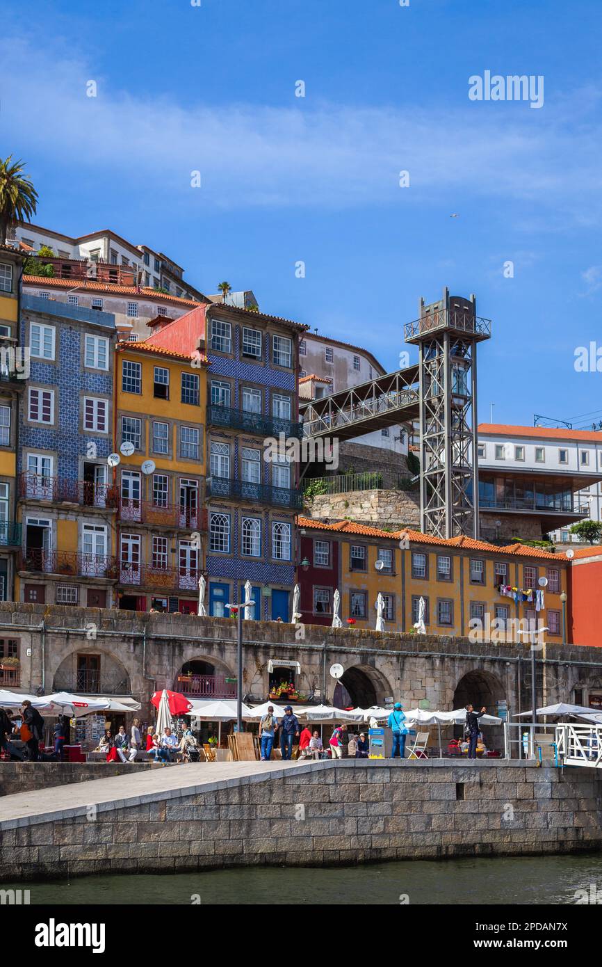 Ufer des Stadtteils Ribeira am Fluss Douro - Porto, Portugal. Stockfoto