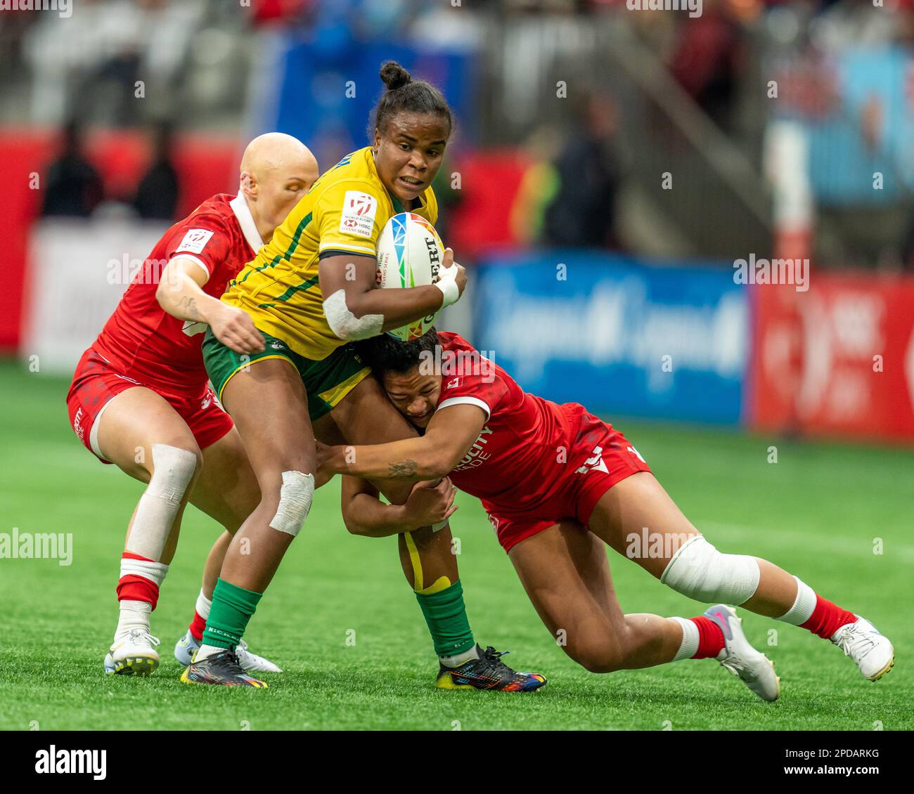 Vancouver, Kanada. 4. März 2023. Mariana Nicolau (C) aus Brasilien wehrt sich während der HSBC Canada Sevens gegen Kanada auf dem BC Place ab. Kredit: J Stockfoto