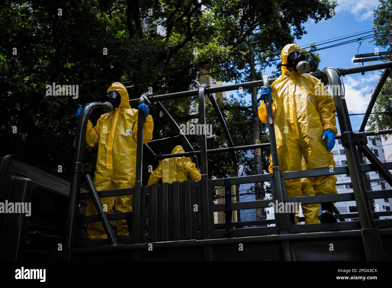Salvador, Bahia, Brasilien - 07. September 2016: Soldaten der Chemiewaffenbrigade parieren auf einem Truck am brasilianischen Unabhängigkeitstag in Sal Stockfoto