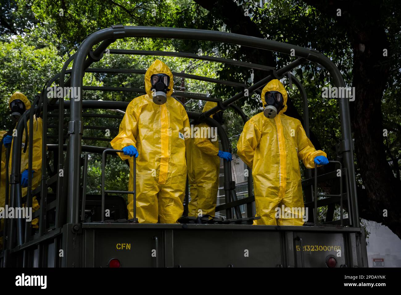 Salvador, Bahia, Brasilien - 07. September 2016: Soldaten der Chemiewaffenbrigade parieren auf einem Truck am brasilianischen Unabhängigkeitstag in Sal Stockfoto