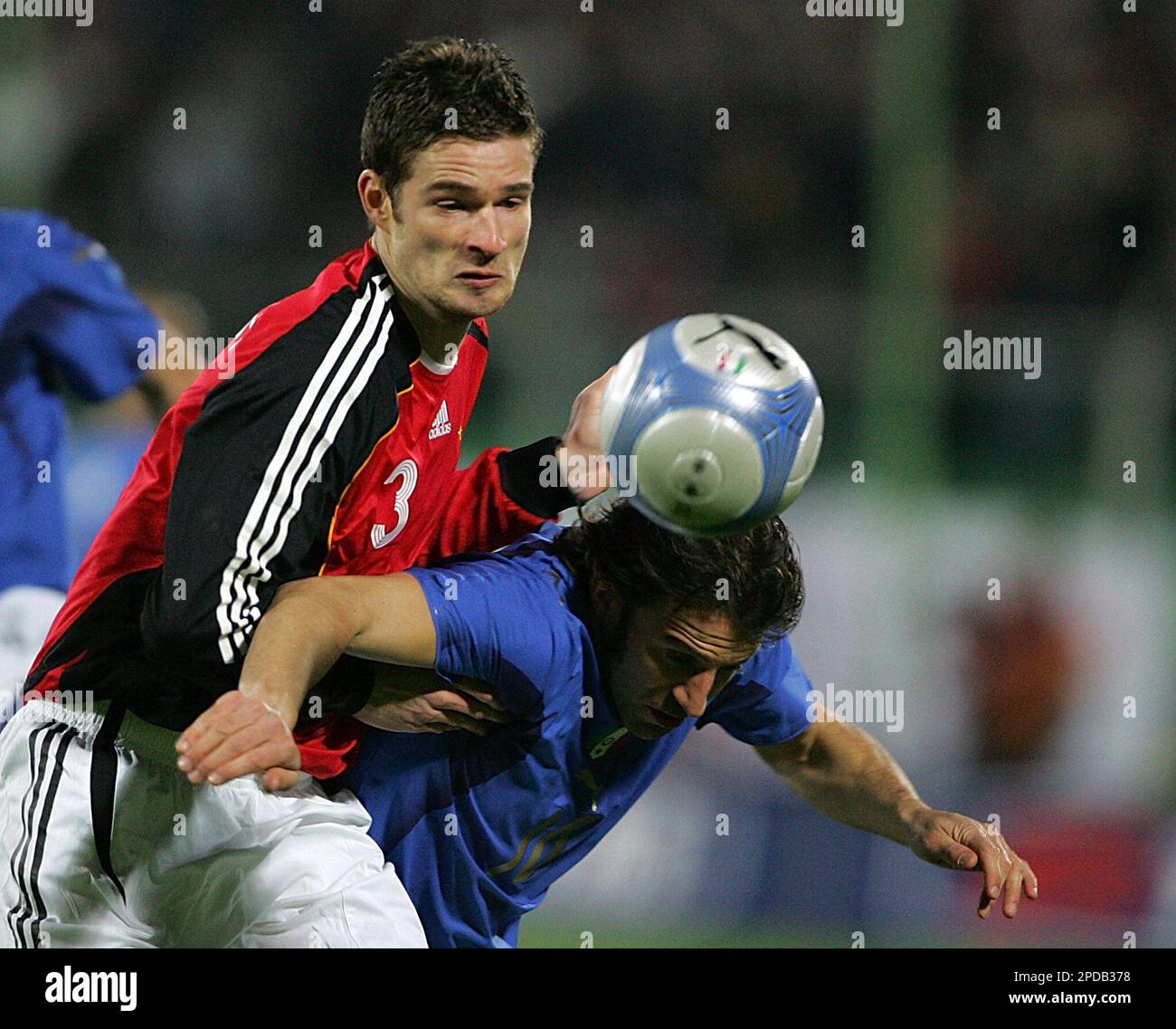 Italy's Alessandro Del Piero, right, is held by Germany's Arne Friedrich during a friendly soccer match between Italy and Germany at the 'Stadio Artemio Franchi' stadium in Florence, Italy, Wednesday March 1,2006. (AP Photo/Frank Augstein) Stockfoto