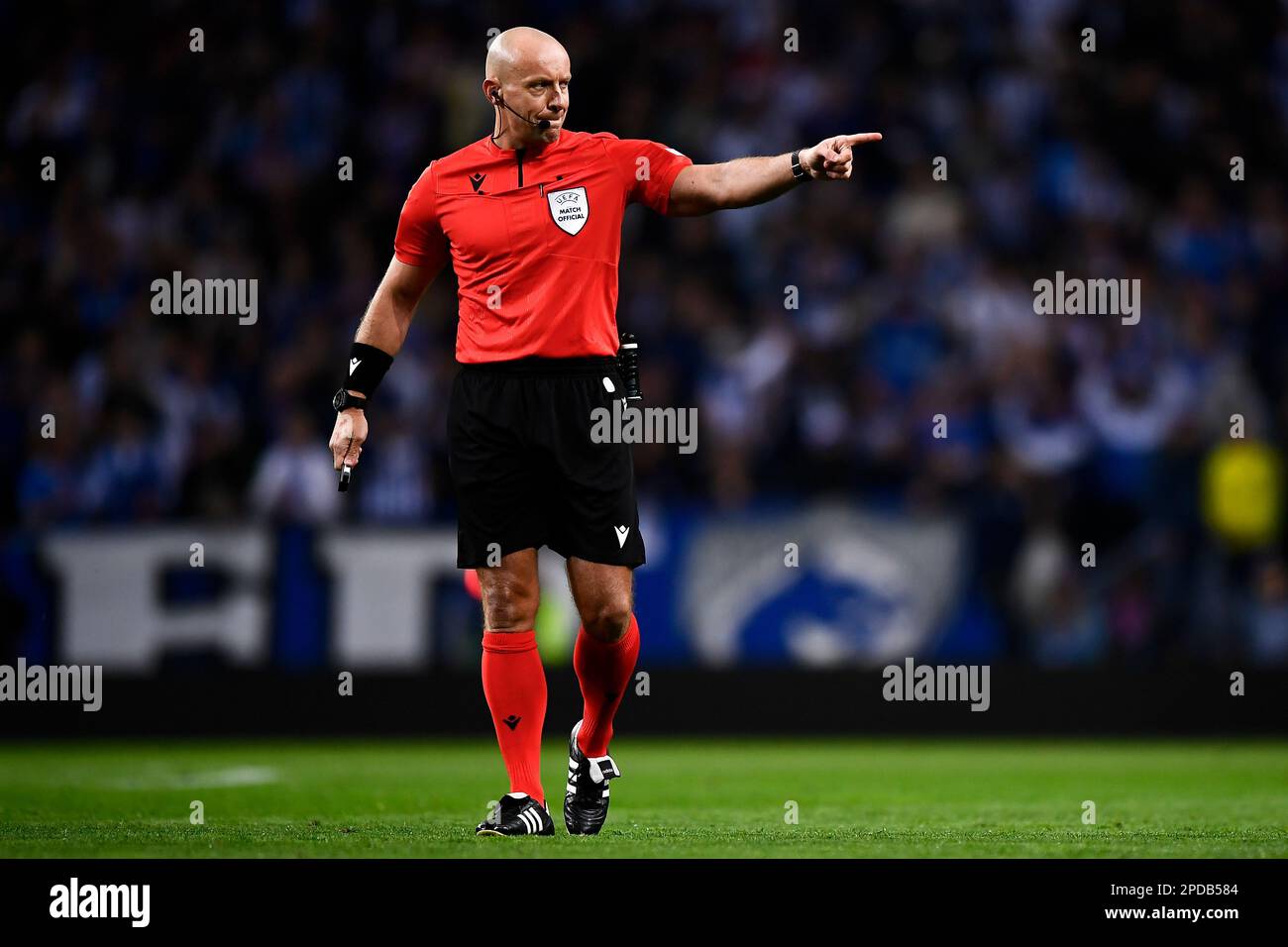 Porto, Portugal. 14. März 2023 Schiedsrichter Szymon Marciniak Gesten während der UEFA Champions League-Runde des Fußballspiels 16 zwischen dem FC Porto und dem FC Internazionale. Kredit: Nicolò Campo/Alamy Live News Stockfoto