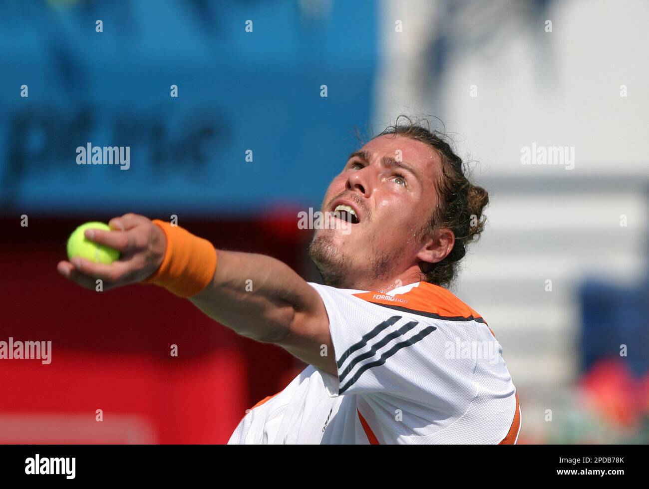 Marat Safin of Russia serves the ball to Nikolay Davydenko of Russia during the first round at the US$ 1 million Dubai Duty Free Men's Open tennis championship in Dubai, UAE, Tuesday, Feb. 28, 2006. (AP Photo/ Victor Romero) Stockfoto