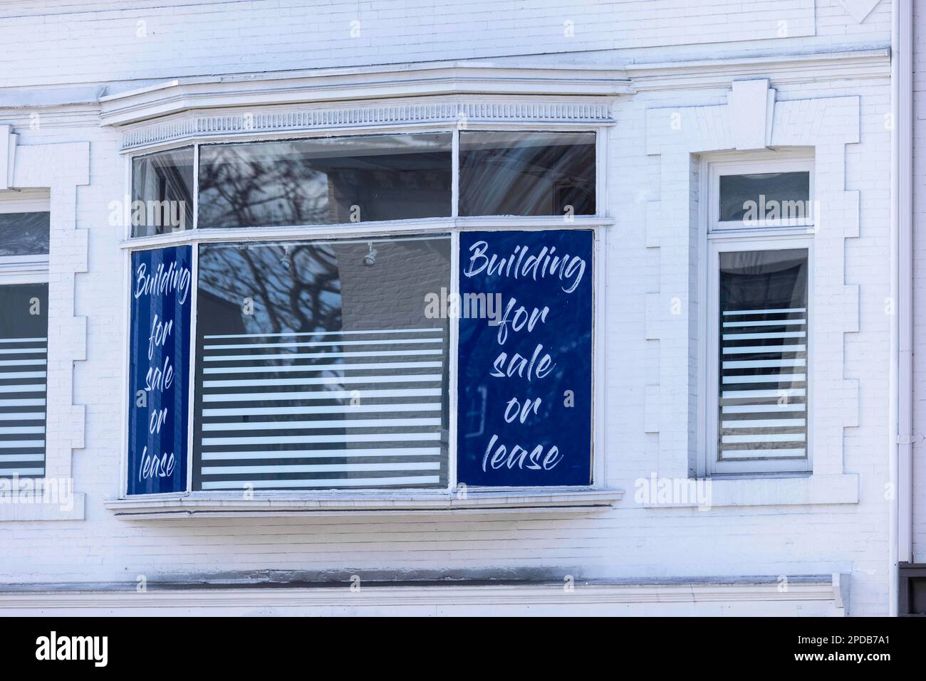 Washington, USA. 14. März 2023. Das Foto wurde am 14. März 2023 aufgenommen und zeigt ein Gebäude, das in Washington, DC, USA, verkauft oder geleast werden kann. Die USA Der Verbraucherpreisindex (CPI) für alle Verbraucher in Städten stieg im Februar um 0,4 Prozent, laut Regierungsdaten, die am Dienstag veröffentlicht wurden. Kredit: Aaron Schwartz/Xinhua/Alamy Live News Stockfoto