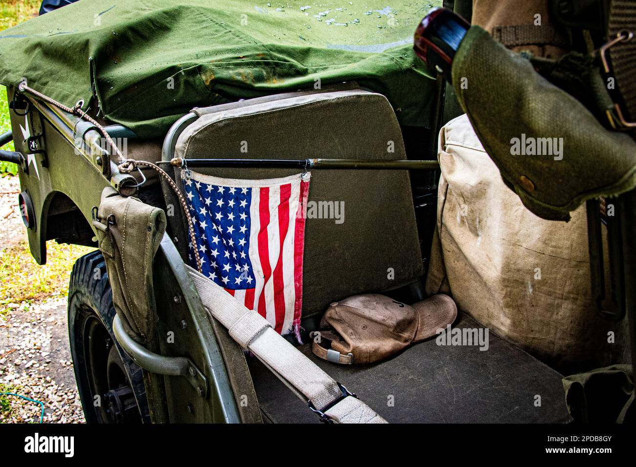 Amerikanischer Militär-Jeep aus dem Zweiten Weltkrieg mit amerikanischer Flagge Stockfoto