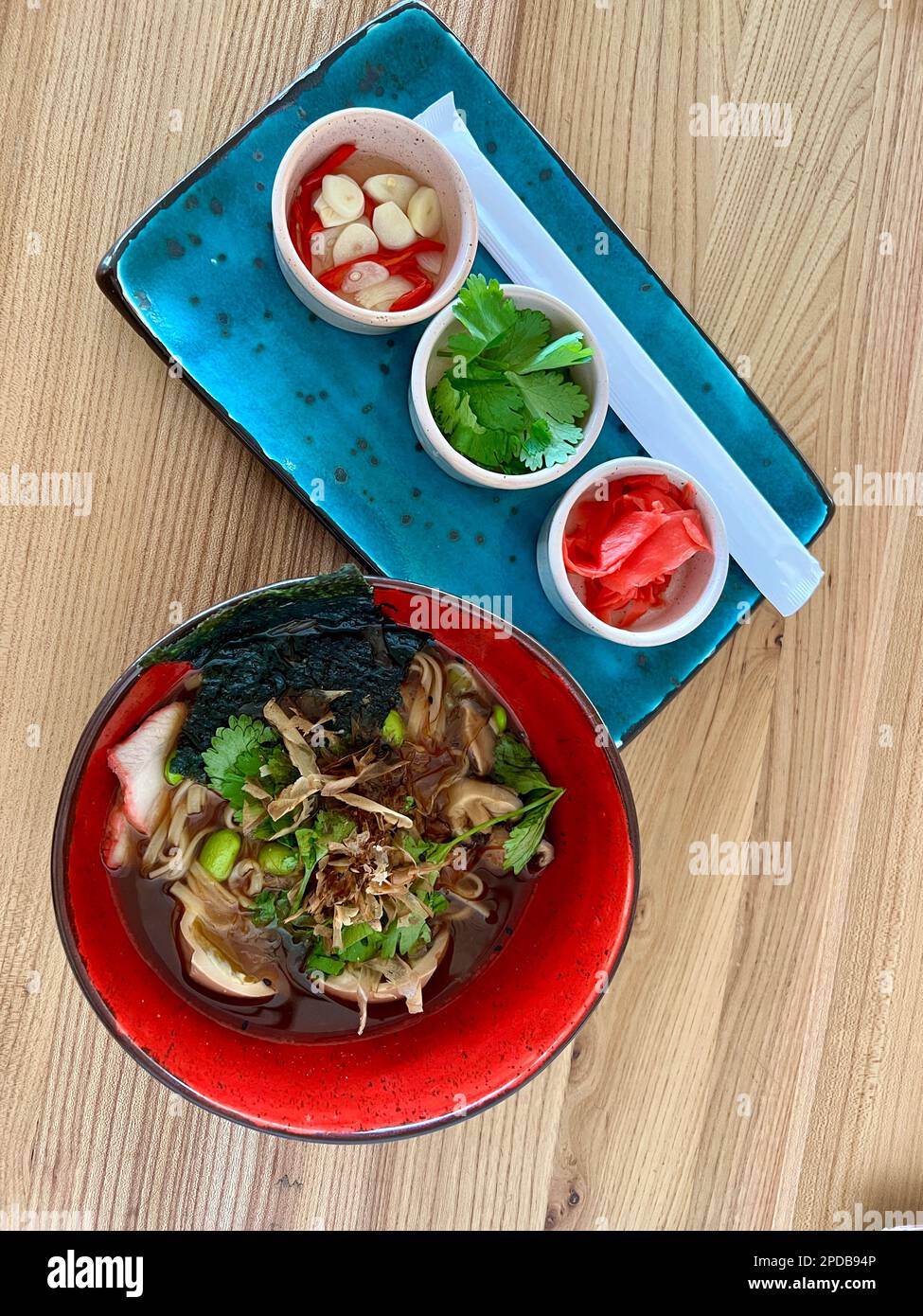 Dan Dan Noodles, Draufsicht. Dan Dan Noodles ist ein würziges Szechuan-Gericht, das häufig in chinesischem Street Food zu finden ist. Zu den Zutaten gehören dicke Reisnudeln, sichuanpfeffer, Chiliöl und Schweinepulver Stockfoto