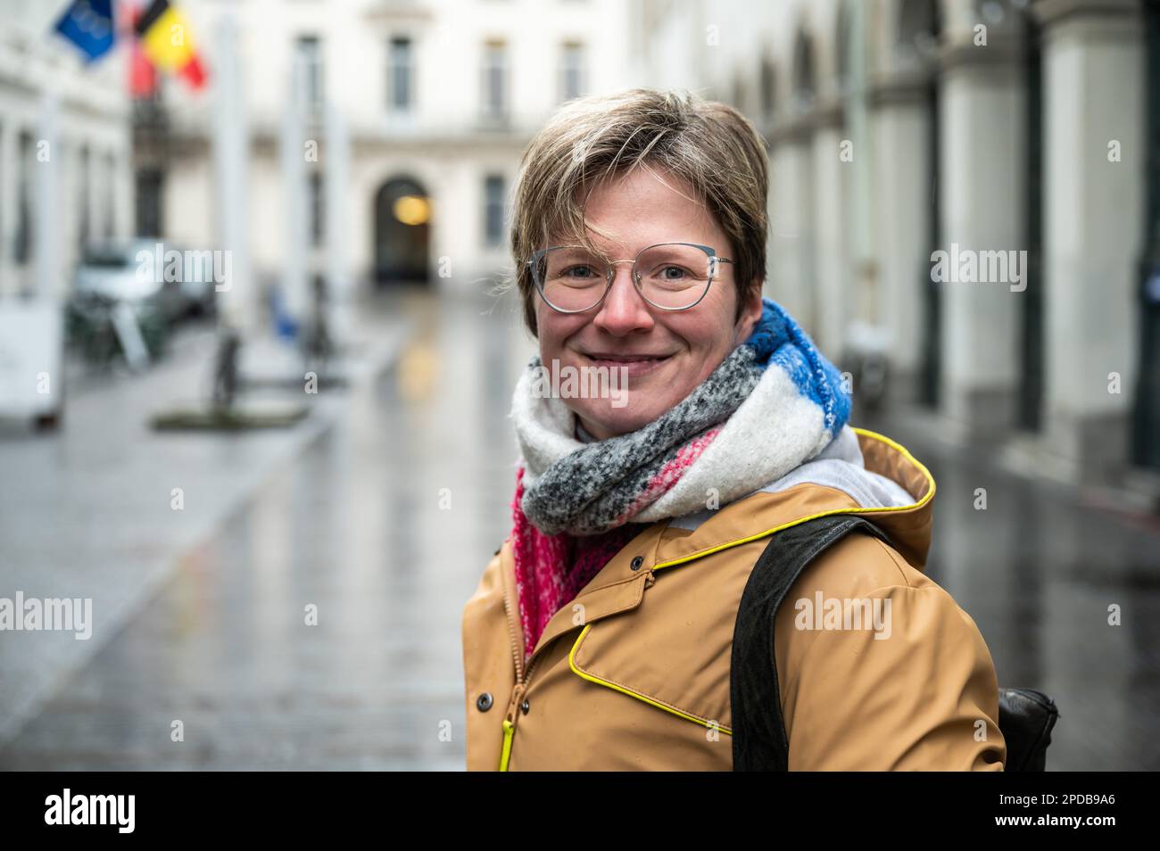 36-jährige weiße Frau in Winterkleidung, posiert in den Straßen der Altstadt von Brüssel, Belgien Stockfoto